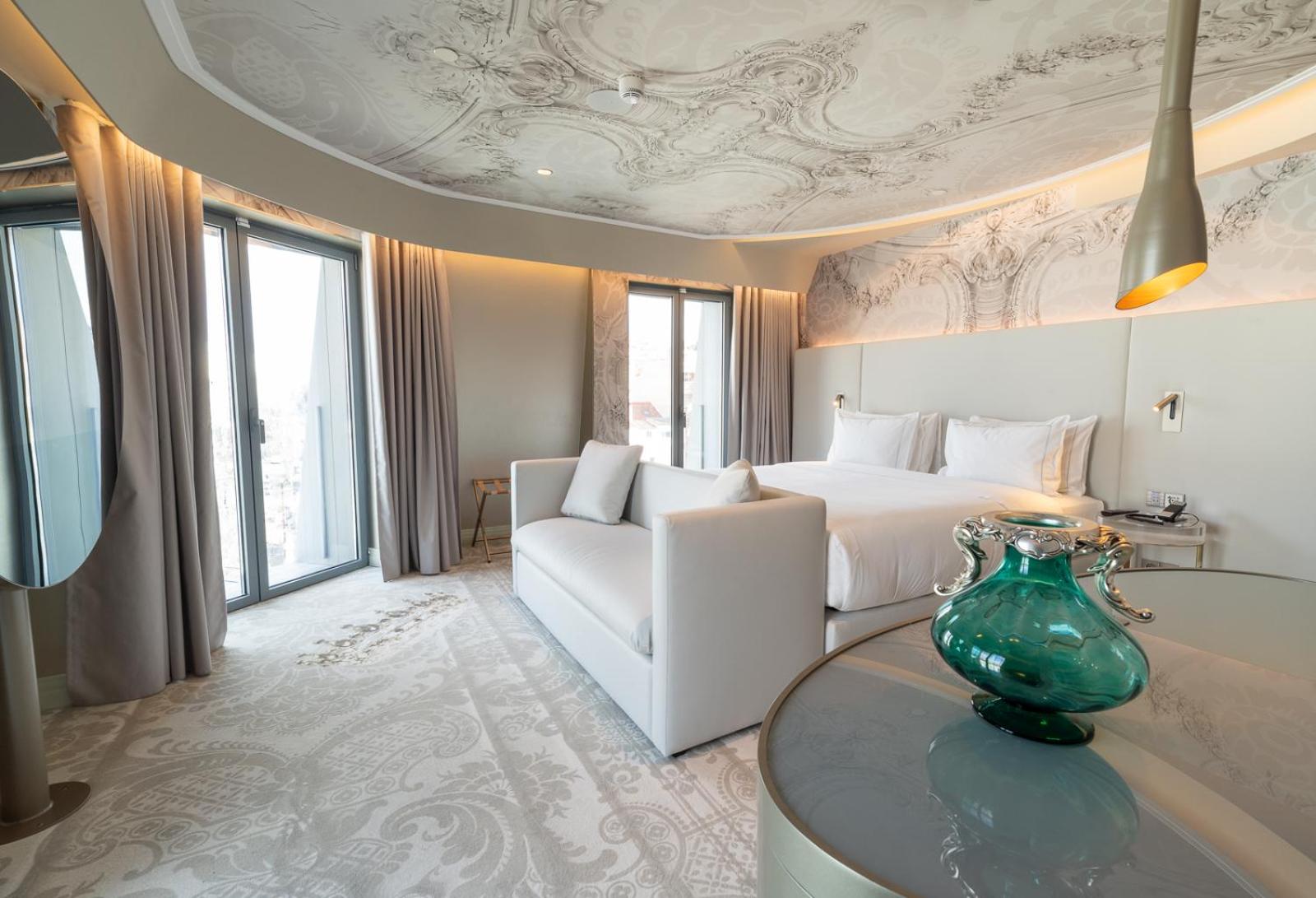 Suite - Photo 1