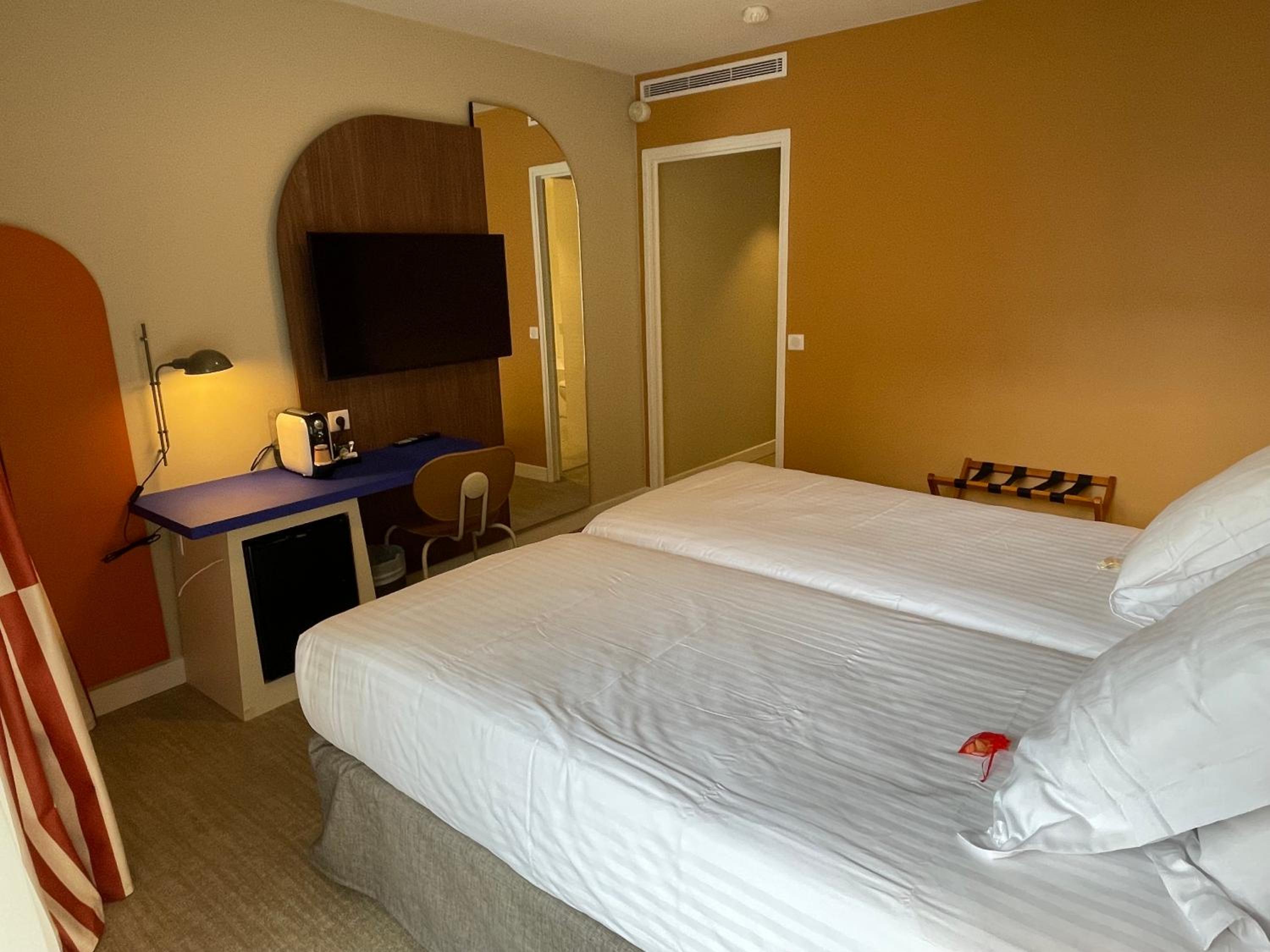 Prestige Twin Room - Photo 2