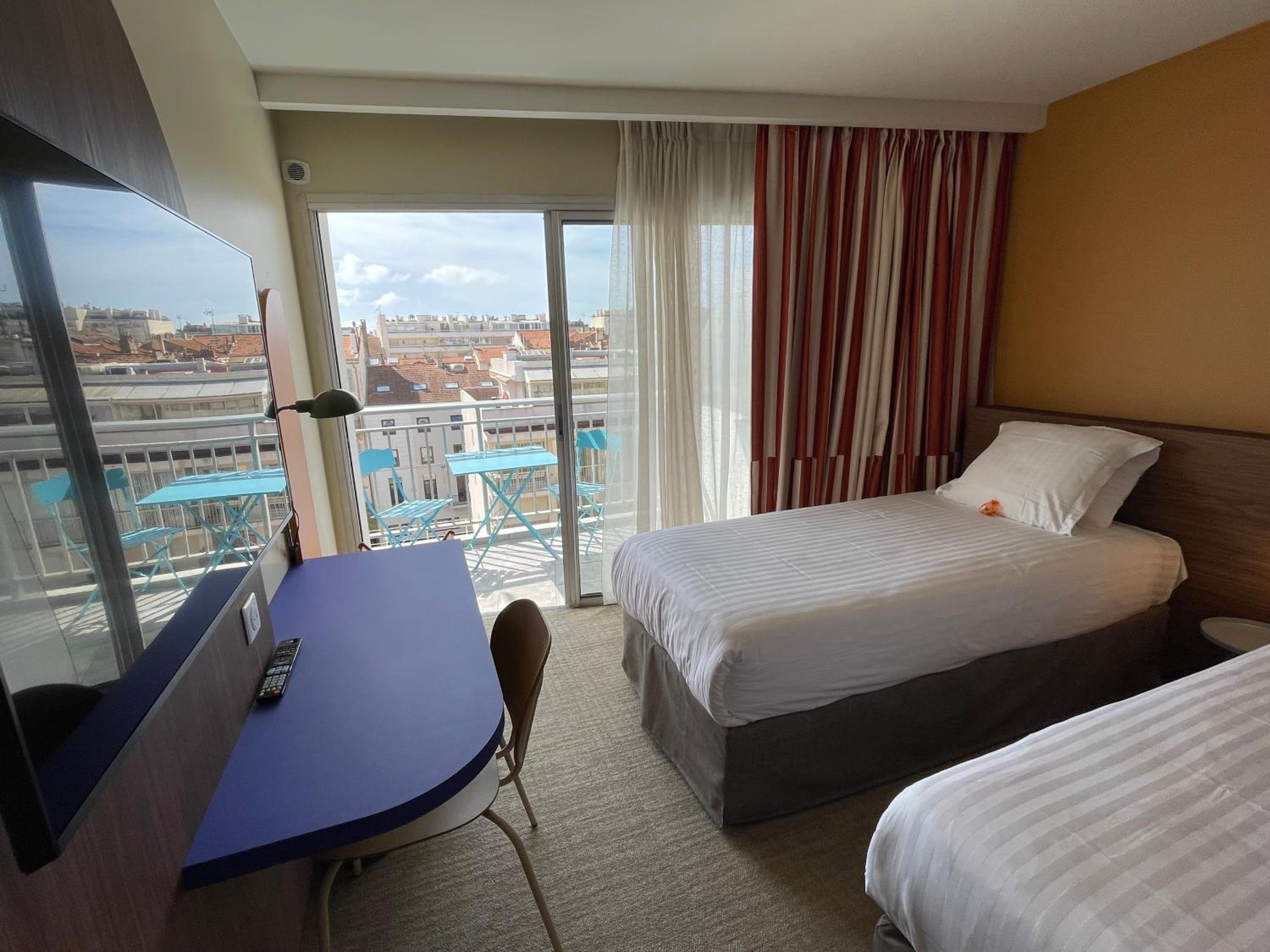 Prestige Triple Room - Photo 5