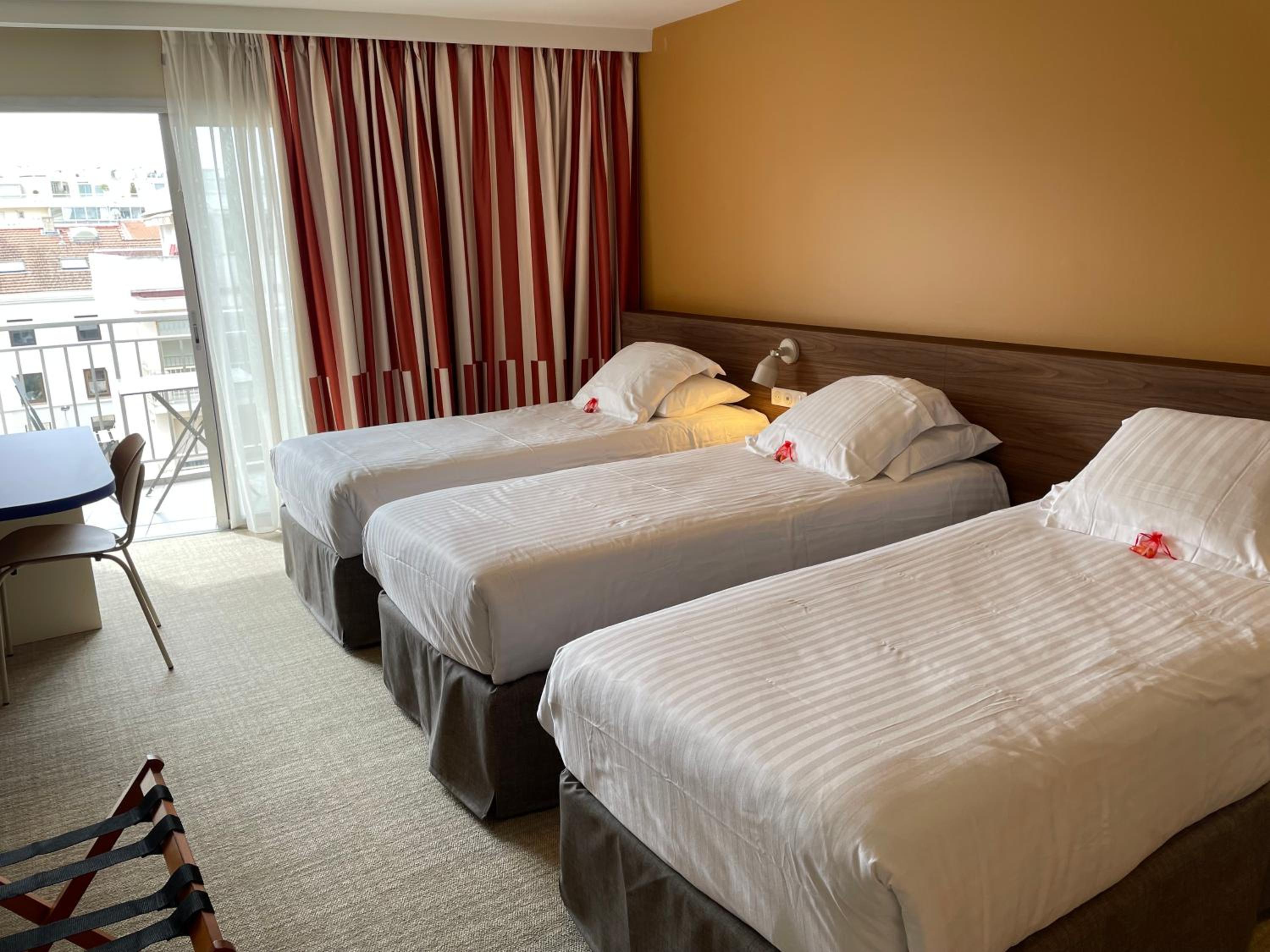 Prestige Triple Room - Photo 4