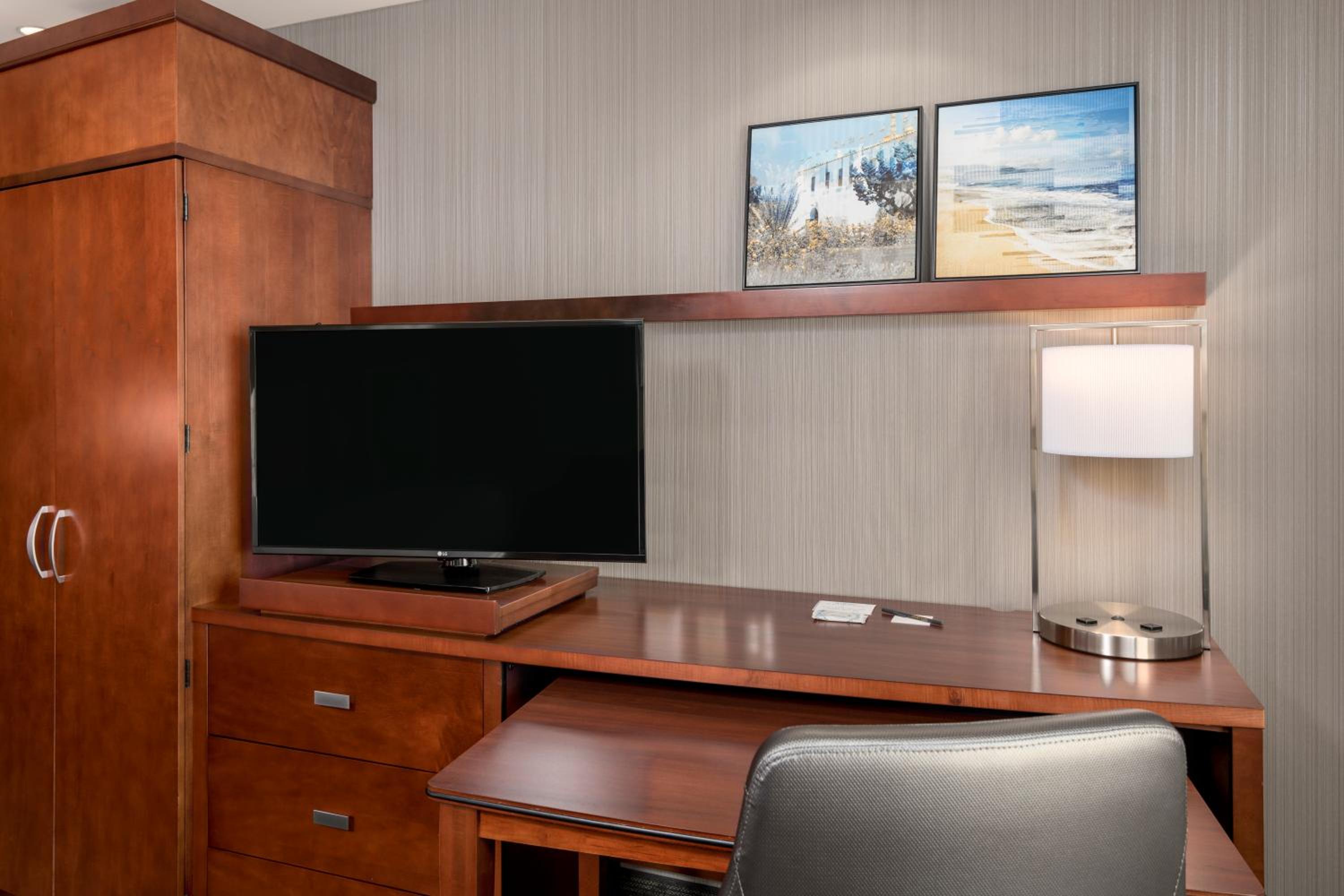 King Room with Sofa Bed - Photo 2