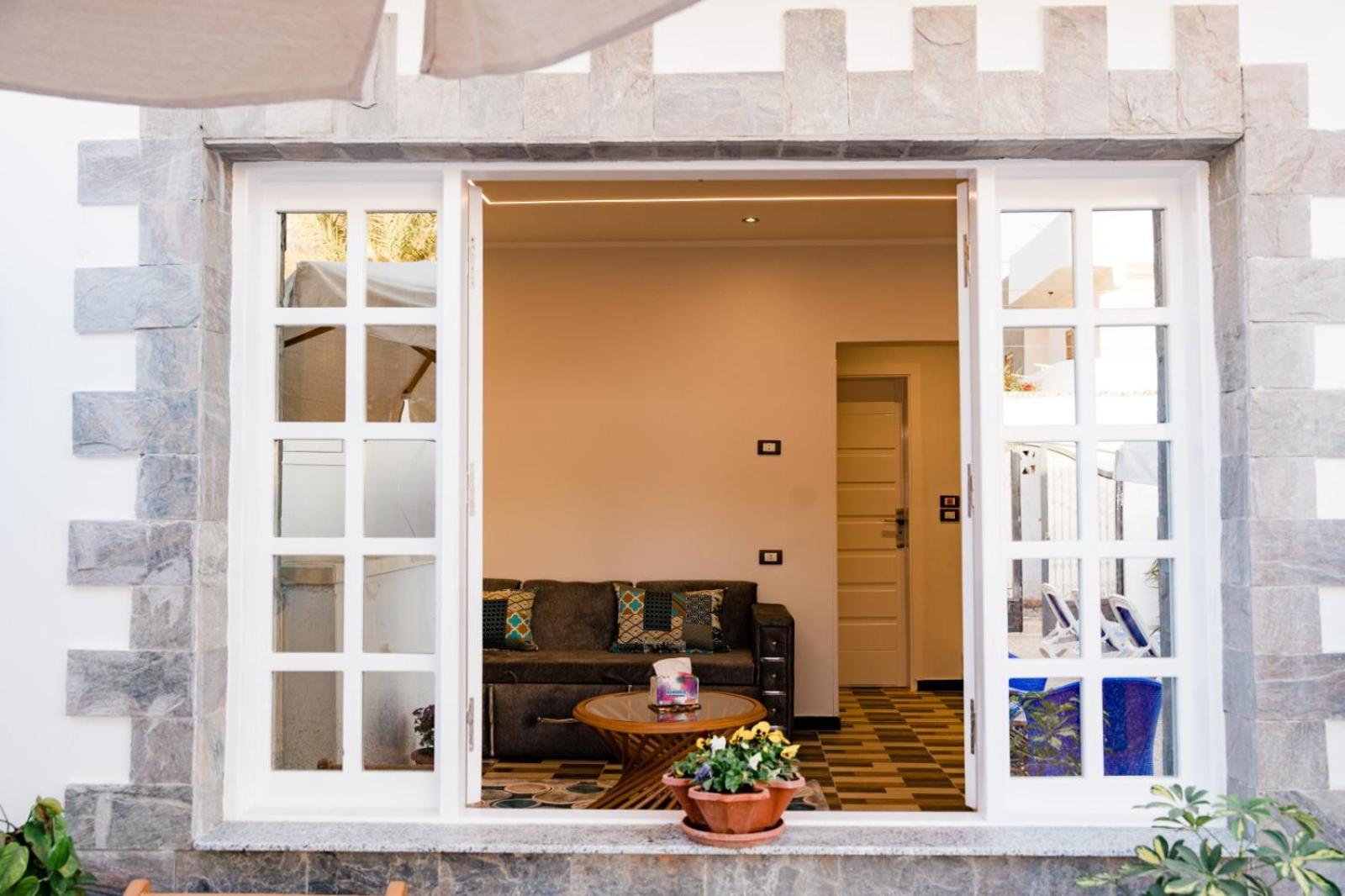 Deluxe Double or Twin Room with Pool Access photo 3