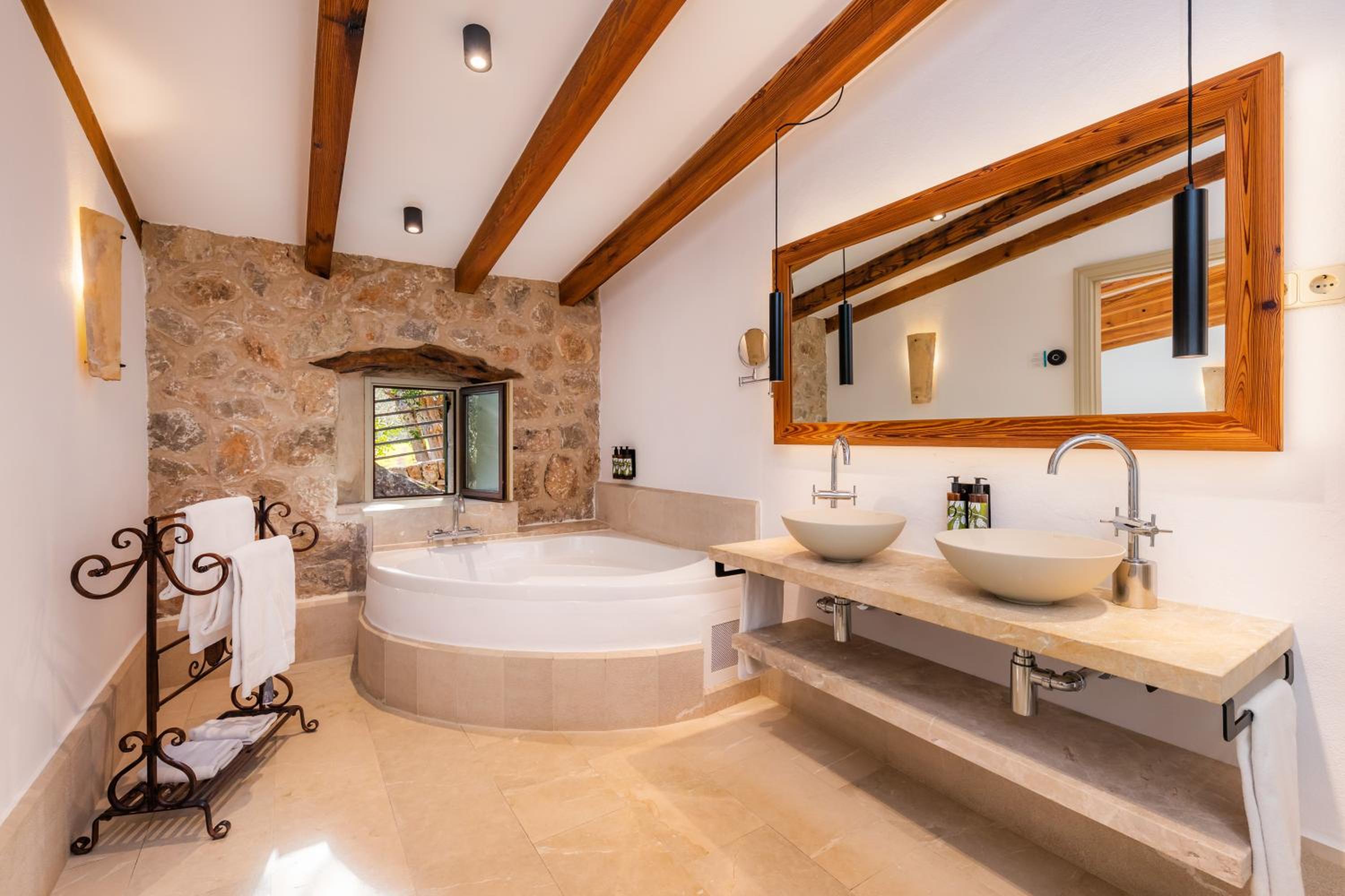 Premium Suite - Photo 2