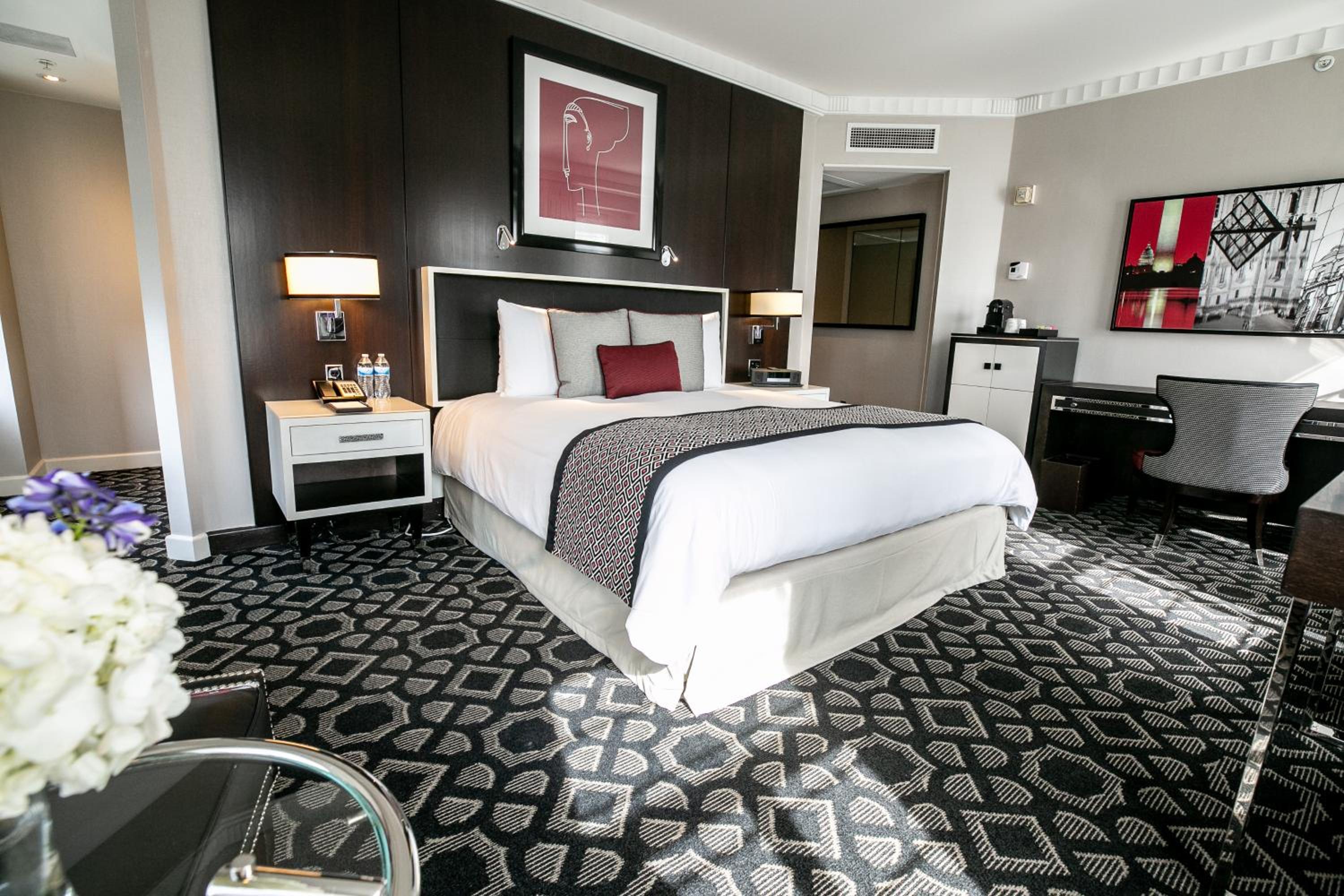 Luxury Corner King Room - Photo 1