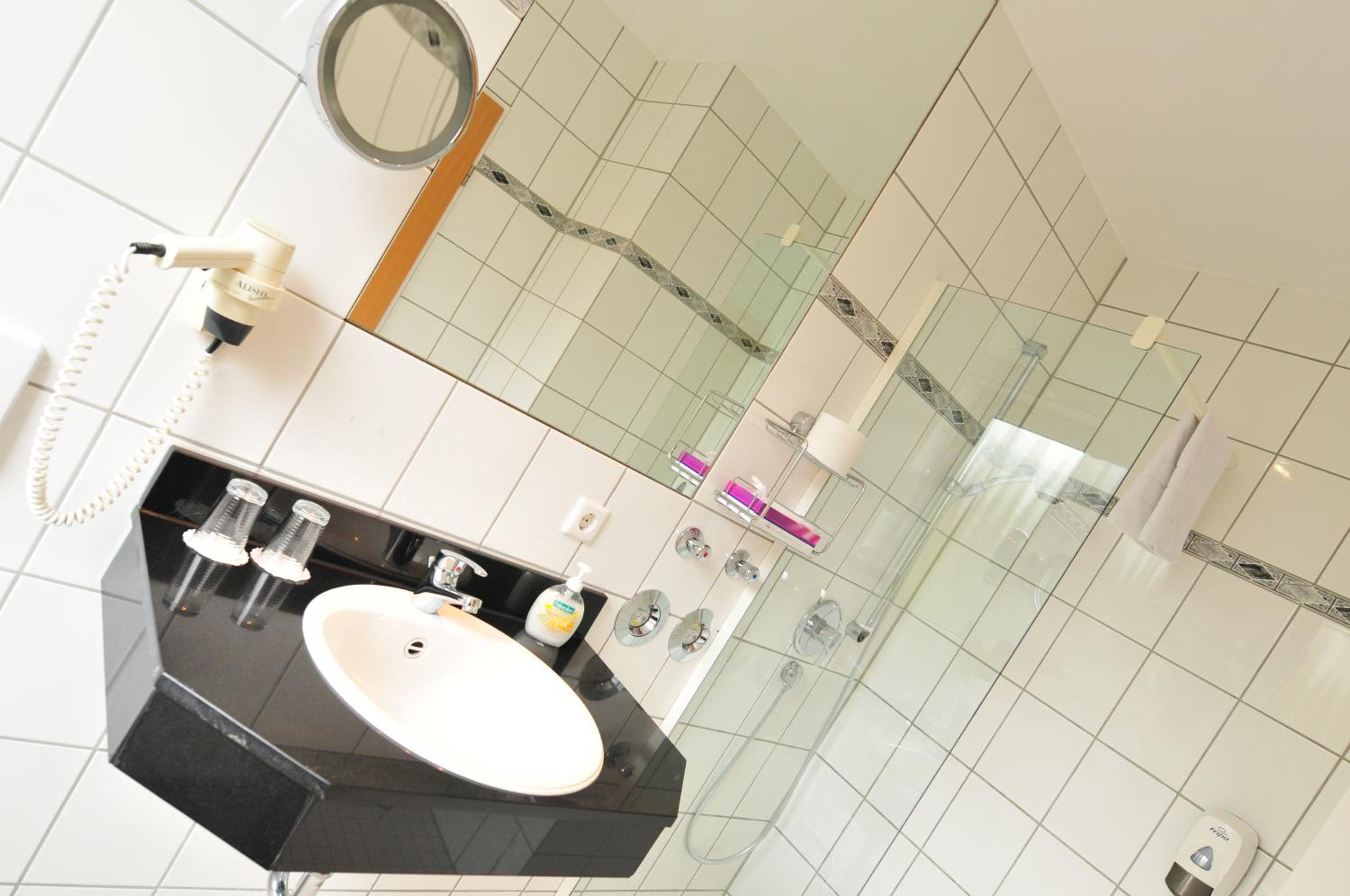 Twin Room - Photo 11