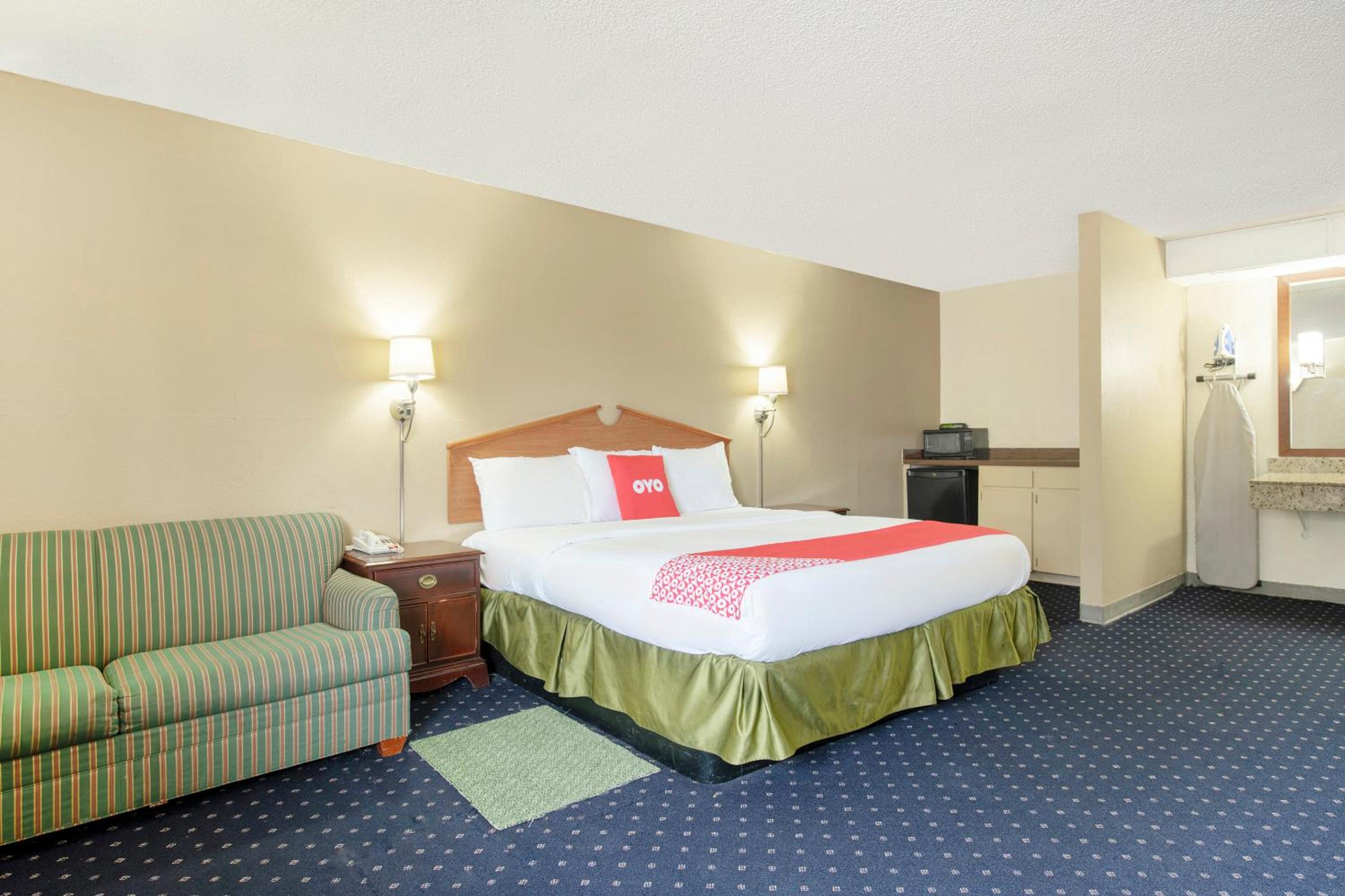 King Bed with Jetted Tub - Photo 7