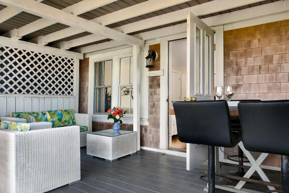 Family Room With Balcony photo 2
