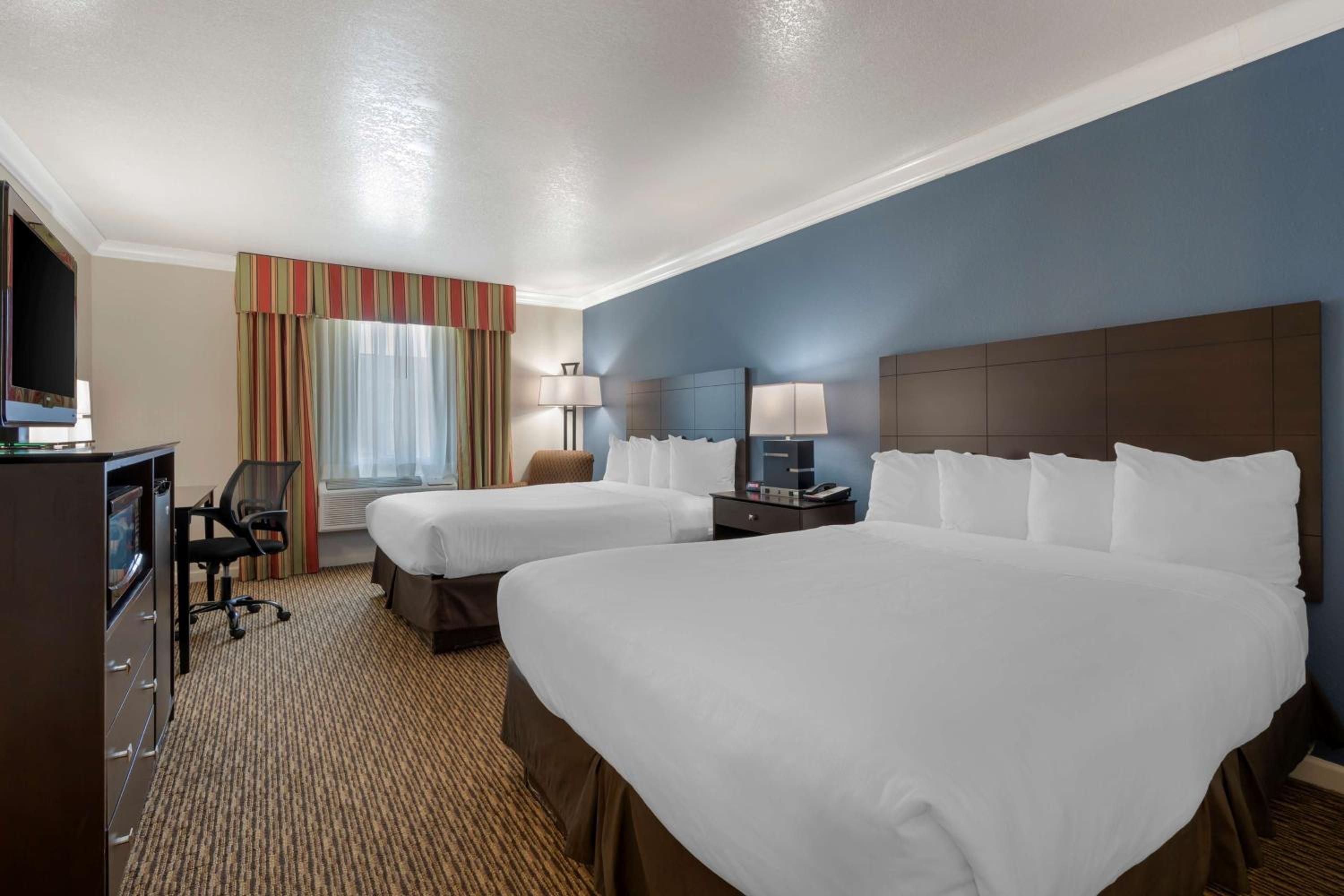 Queen Room with Two Queen Beds - Non-Smoking photo 3