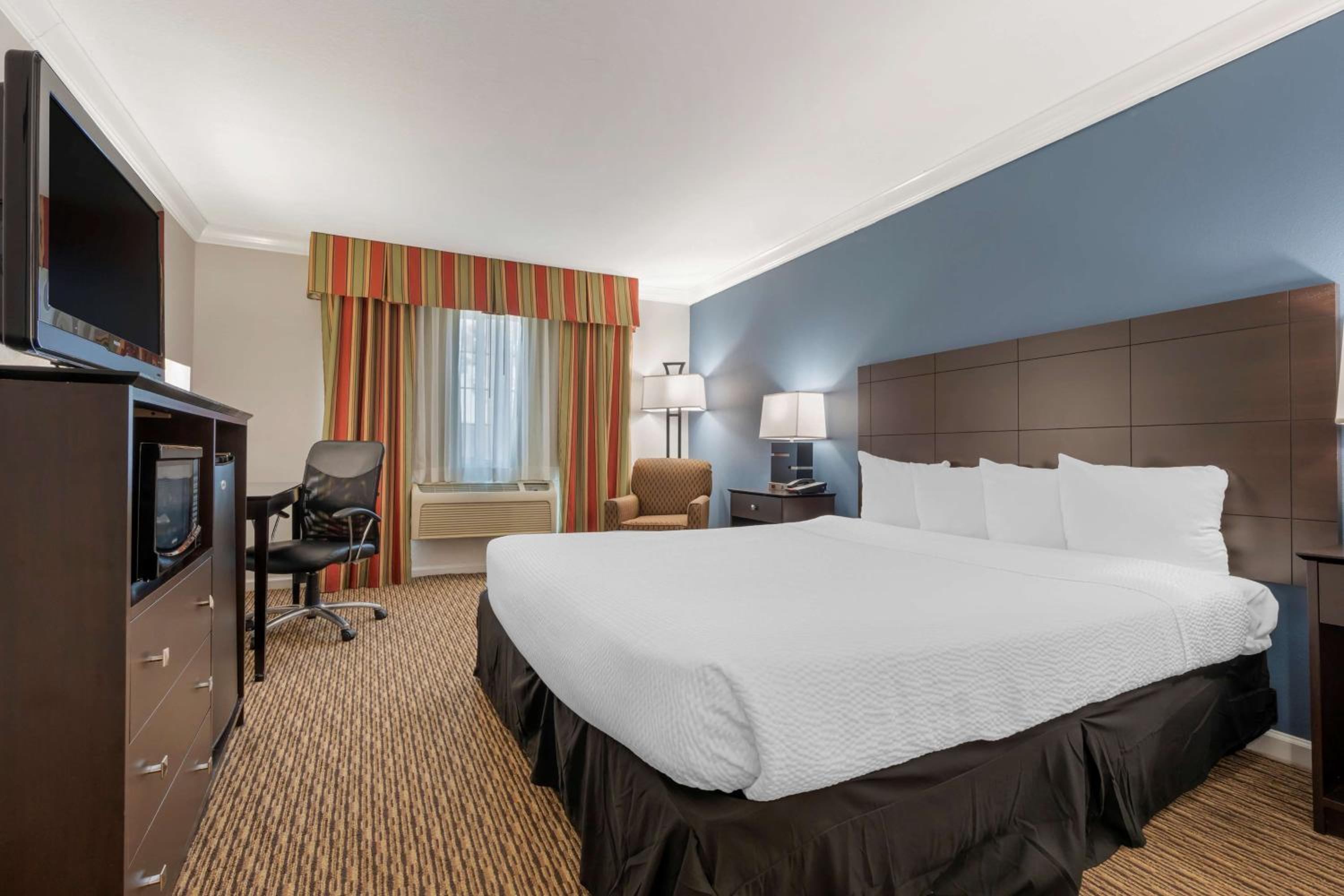 King Room with Roll-in Shower - Disability Access/Non-Smoking