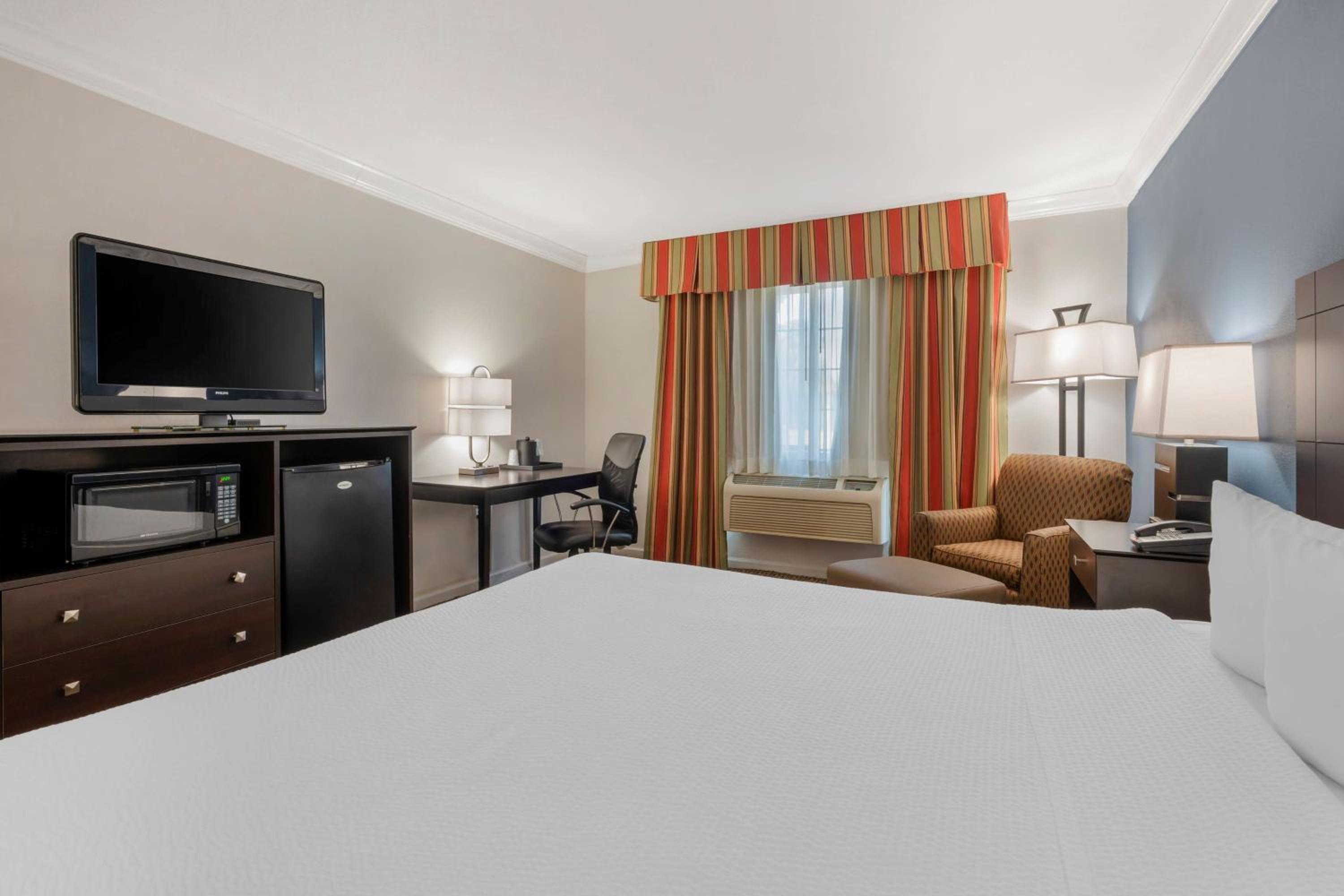 King Room with Roll-in Shower - Disability Access/Non-Smoking photo 2