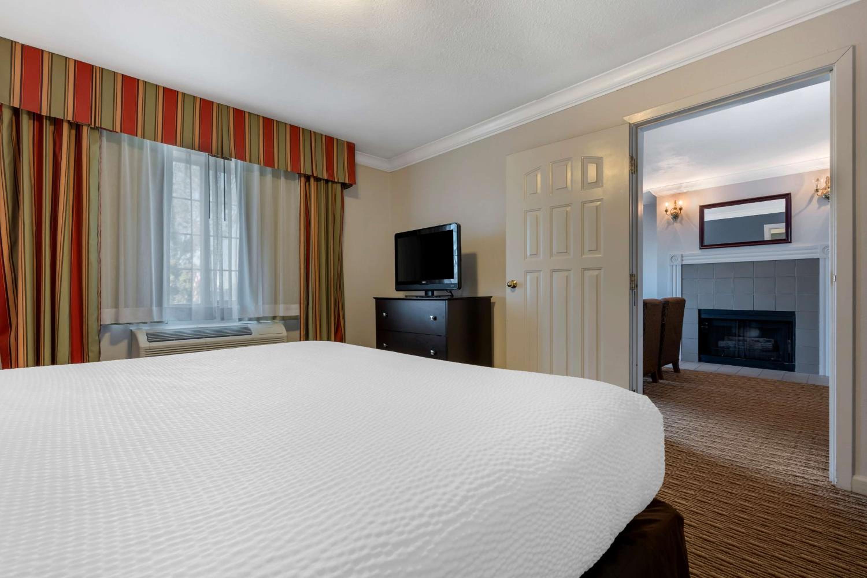 One-Bedroom King Suite photo 2