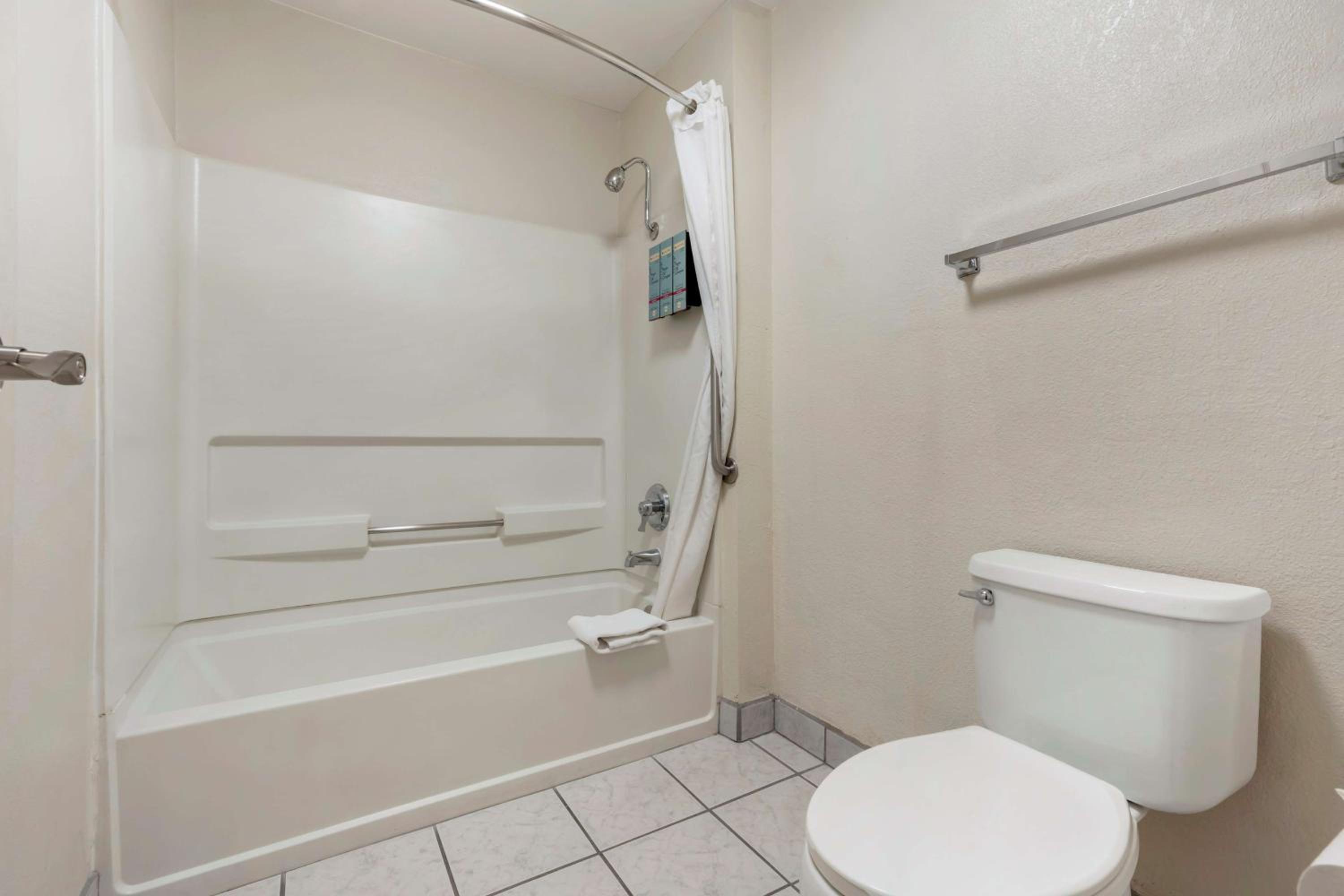 One-Bedroom King Suite photo 3