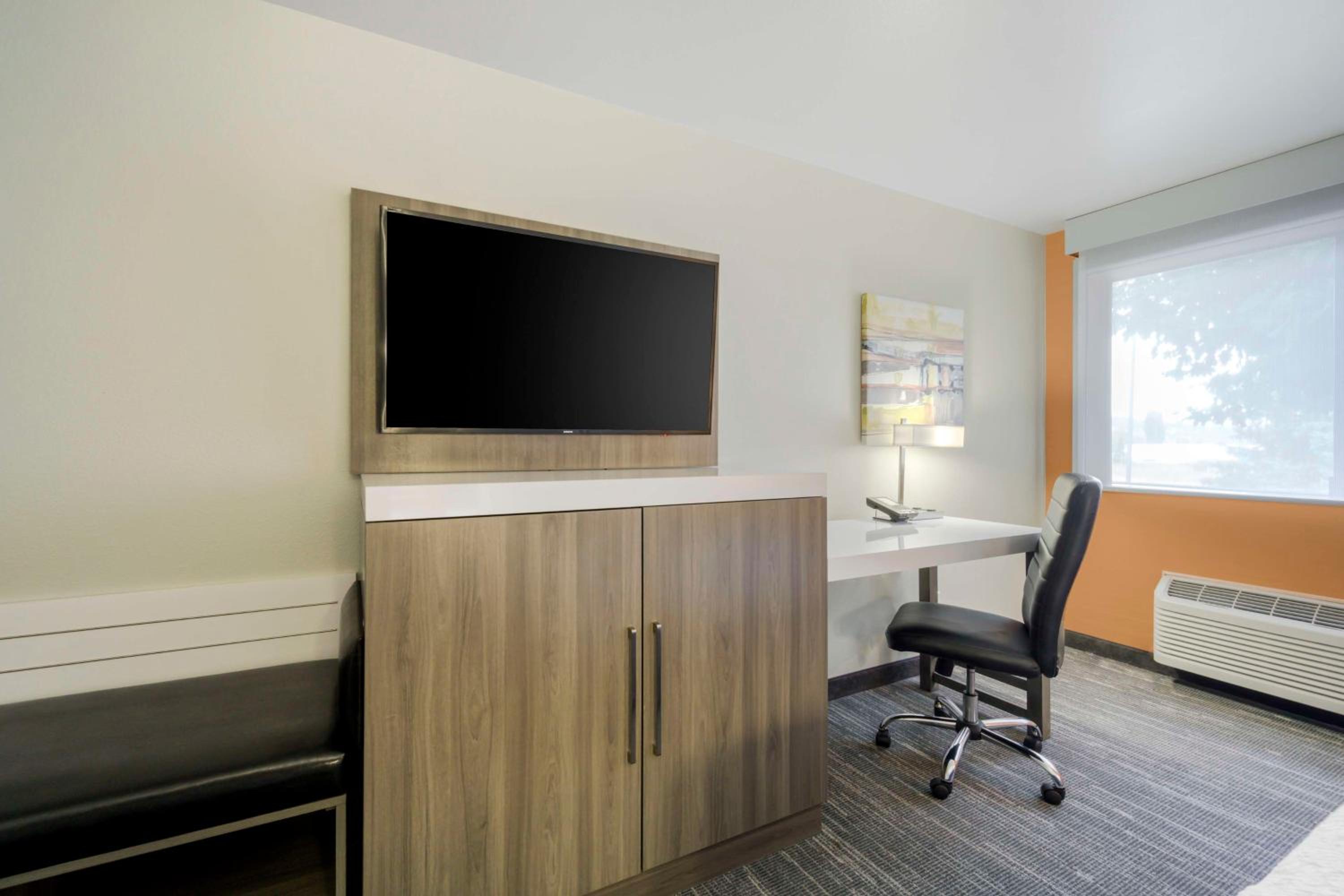 King Room - Non-Smoking - Photo 2