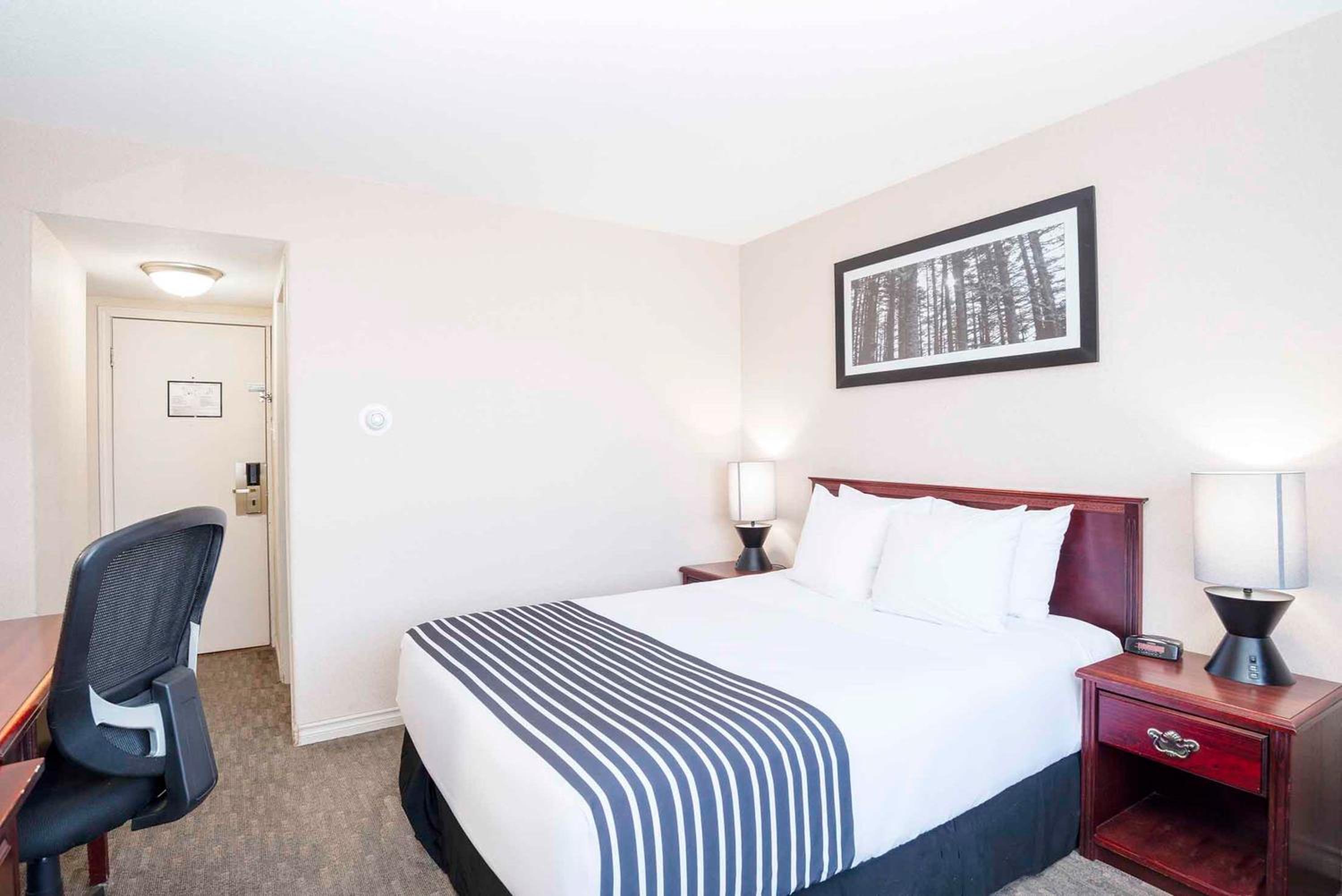 Standard Room, 1 Queen Bed photo 2
