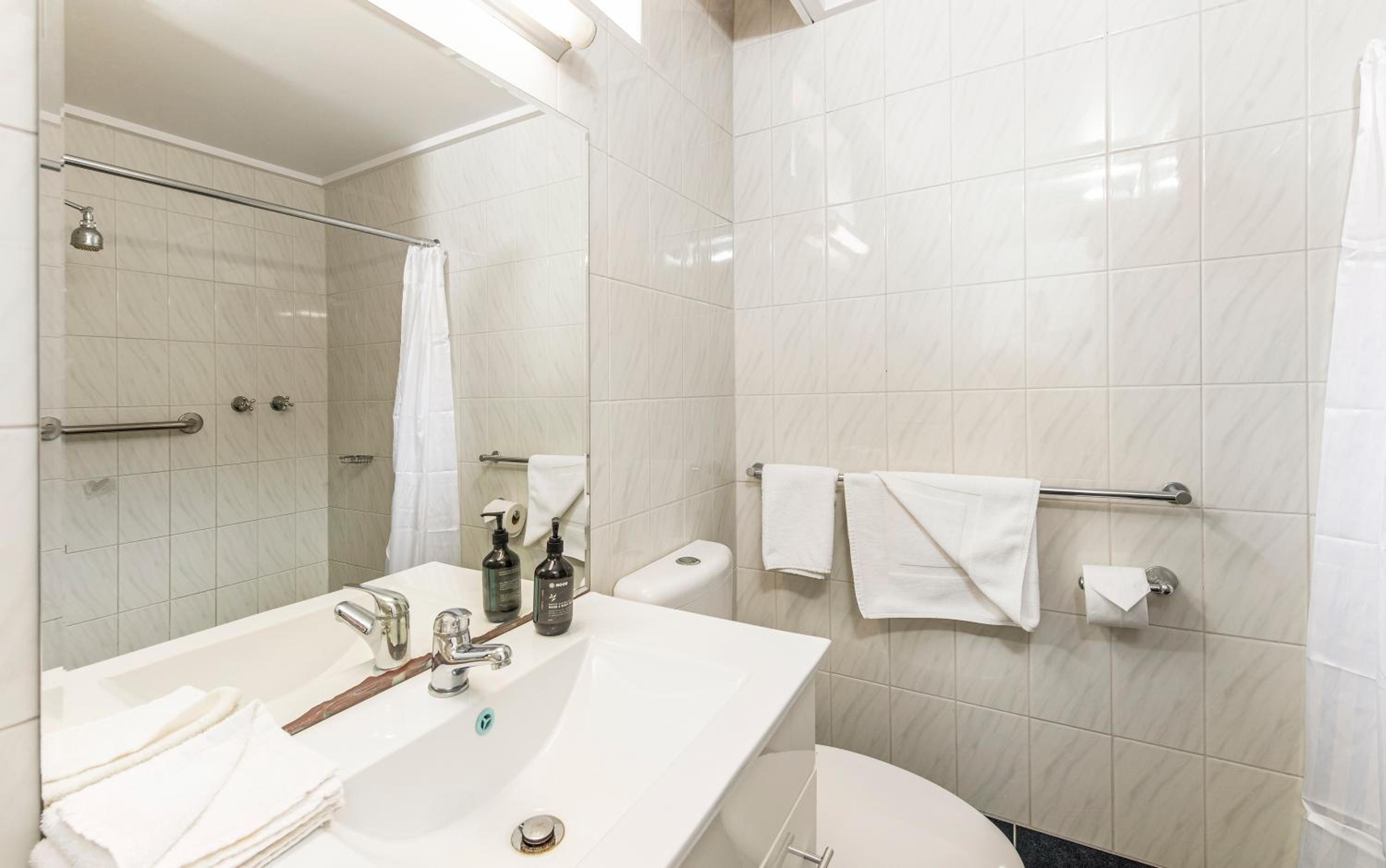 Standard Queen Room with Free Wifi and Parking - Photo 3