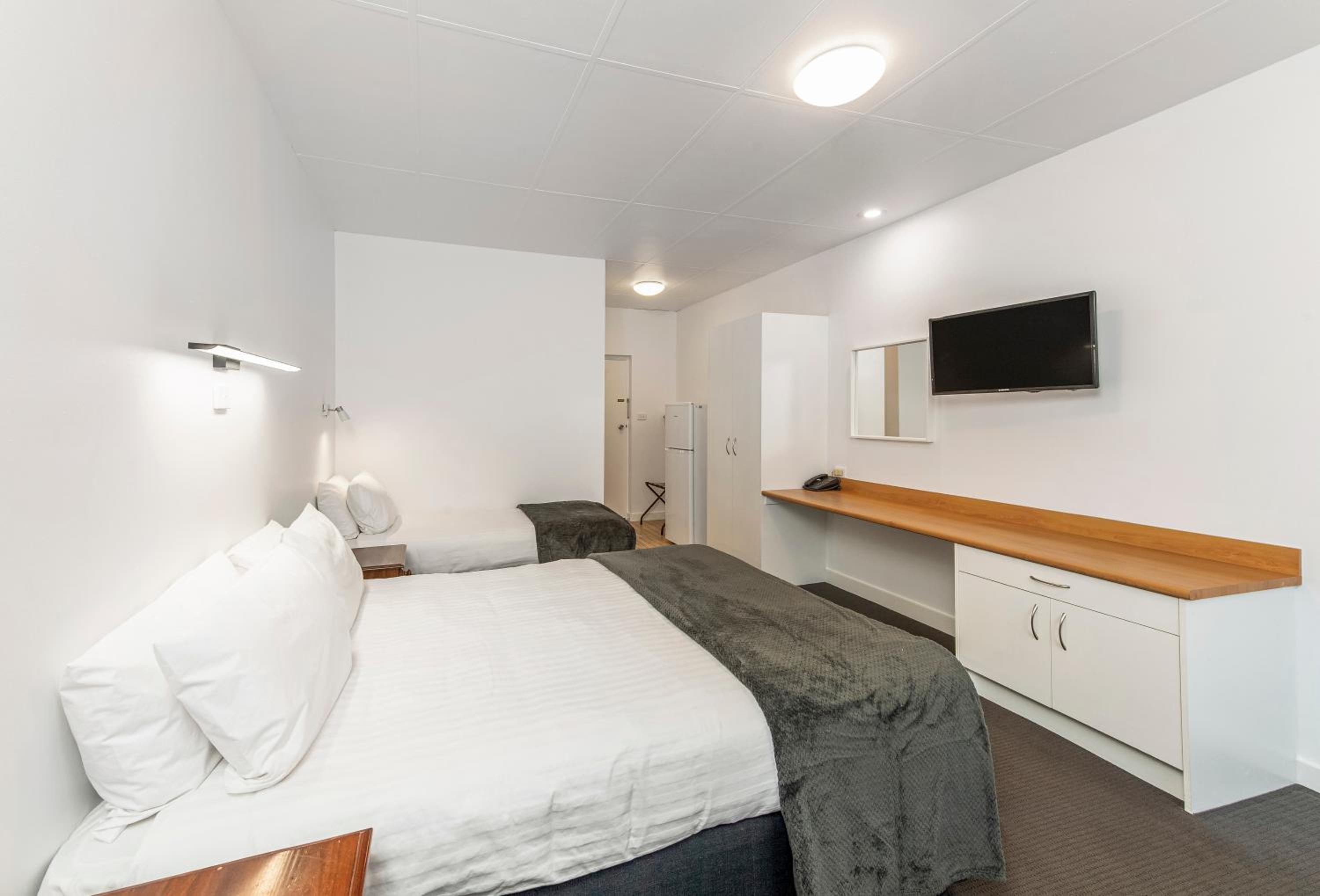 Standard Double Room with Free Wifi and Parking - Photo 5