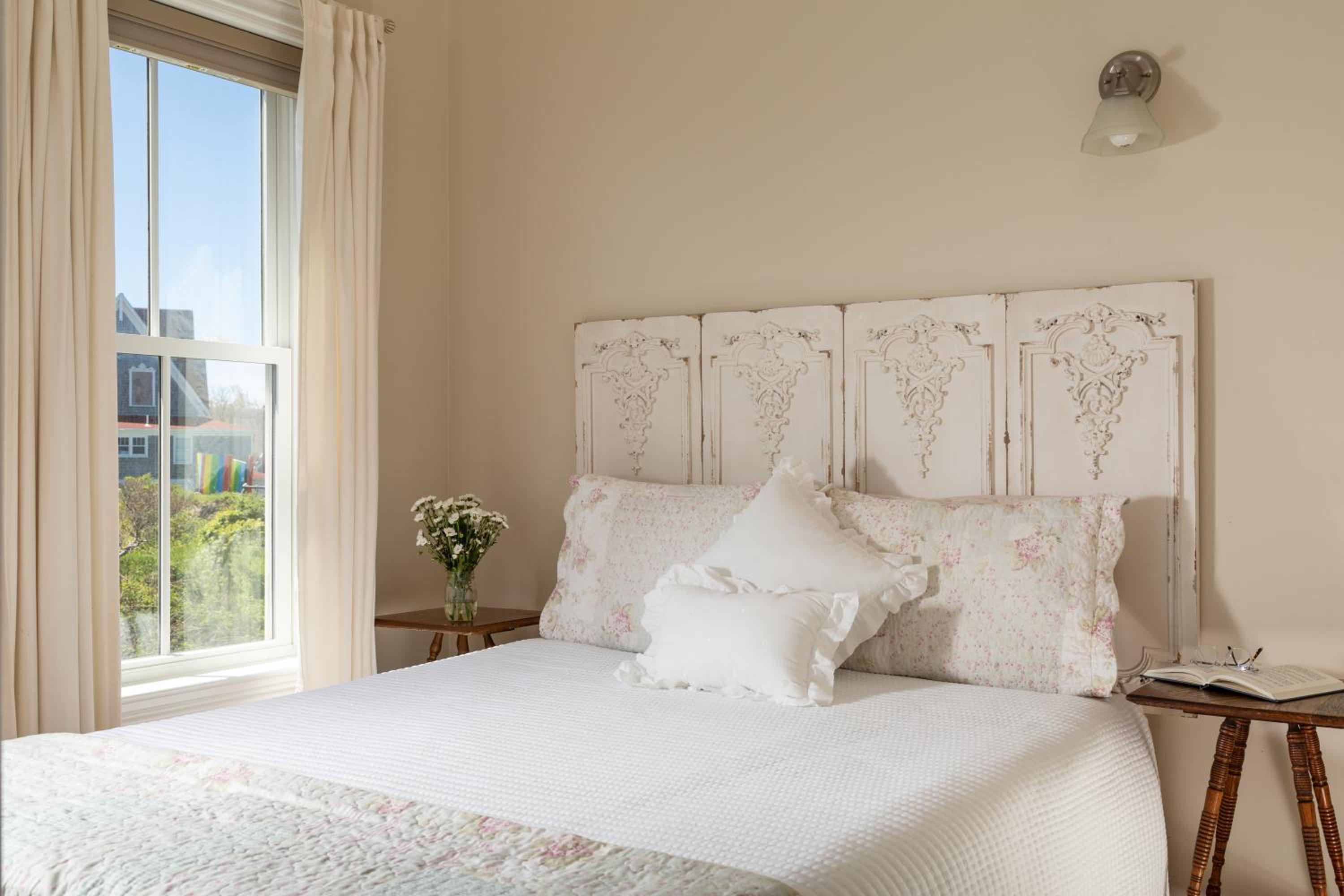 Queen Room with Balcony photo 2