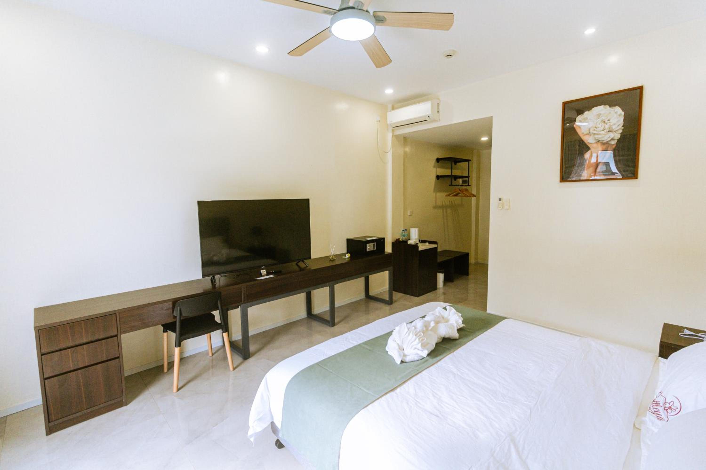 King Room with Balcony - Photo 1