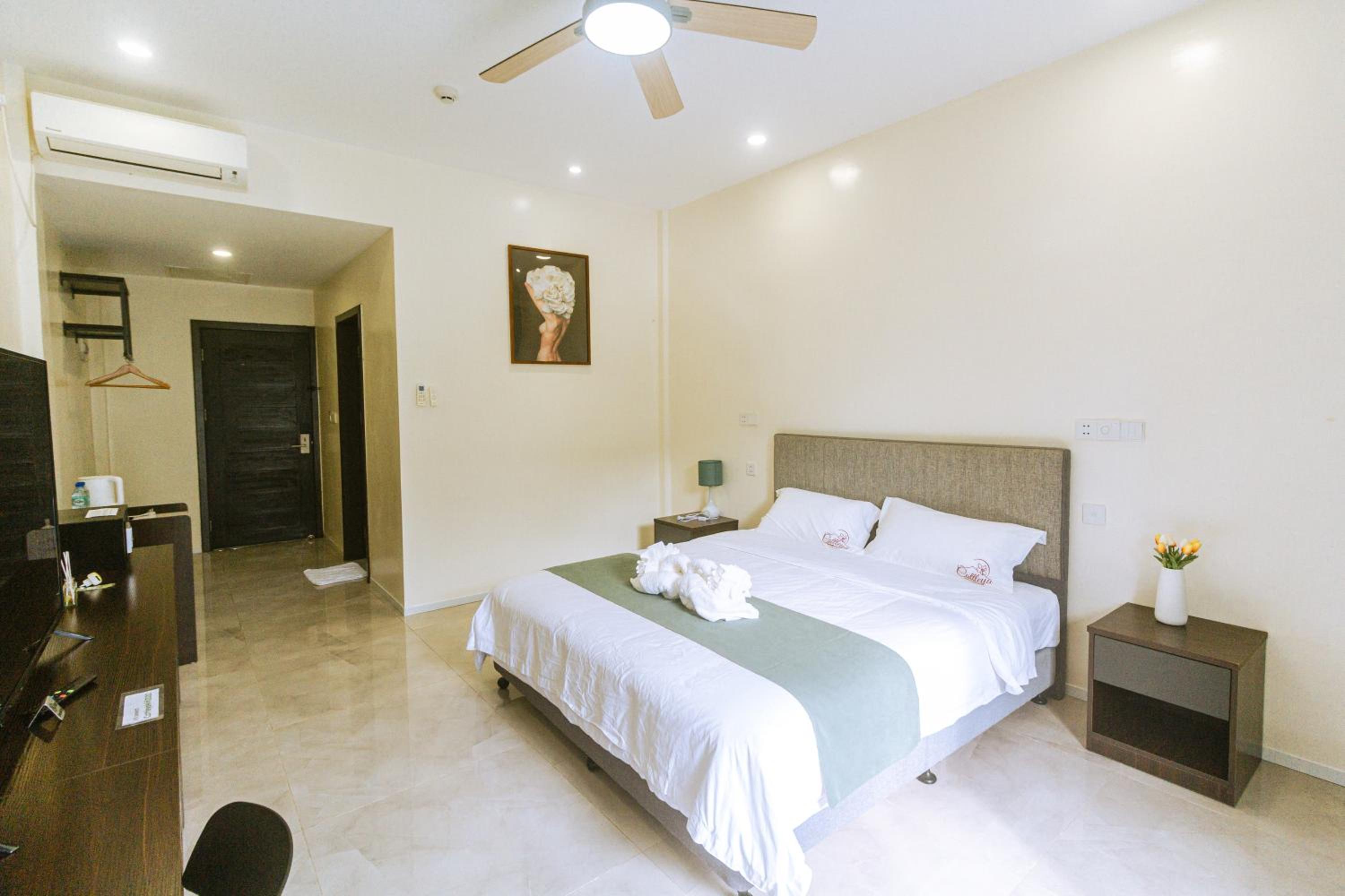 King Room with Balcony - Photo 5