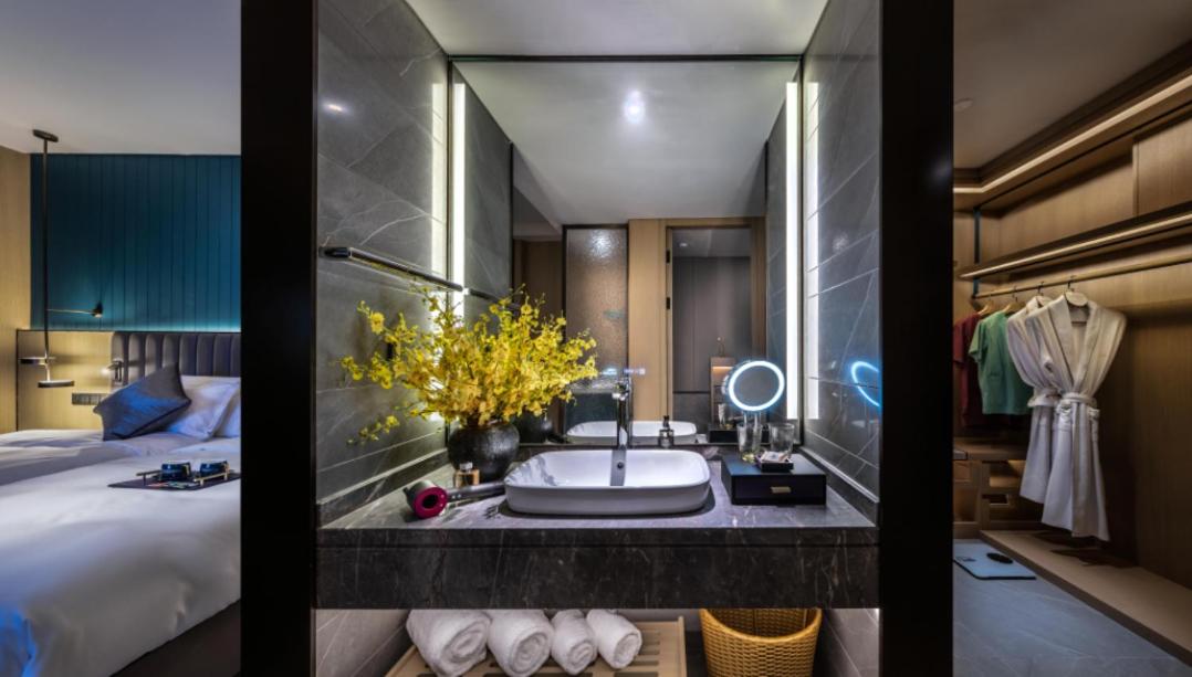 Stylish City View King Room - Photo 6