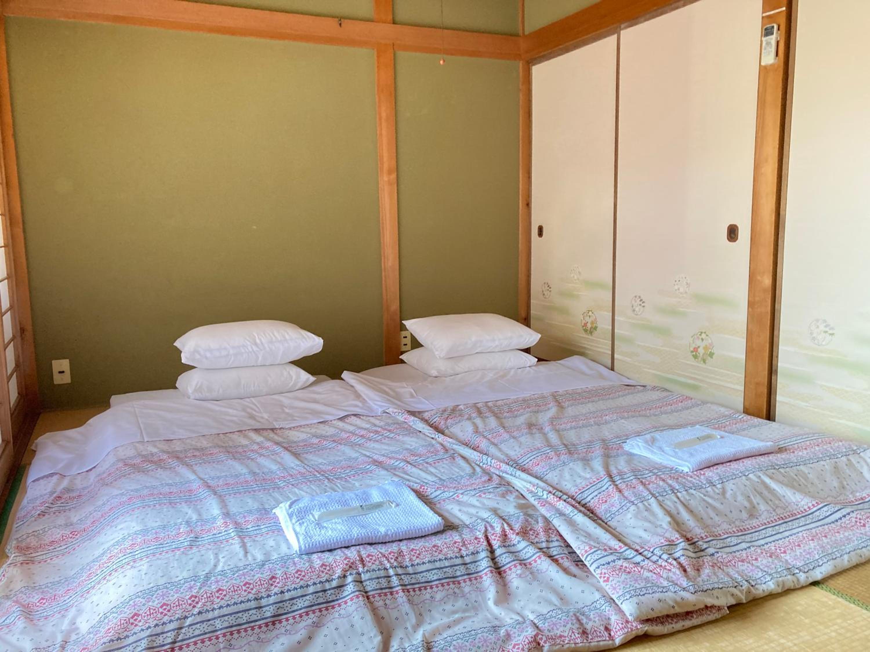 Standard Twin Room with Shared Bathroom photo 2
