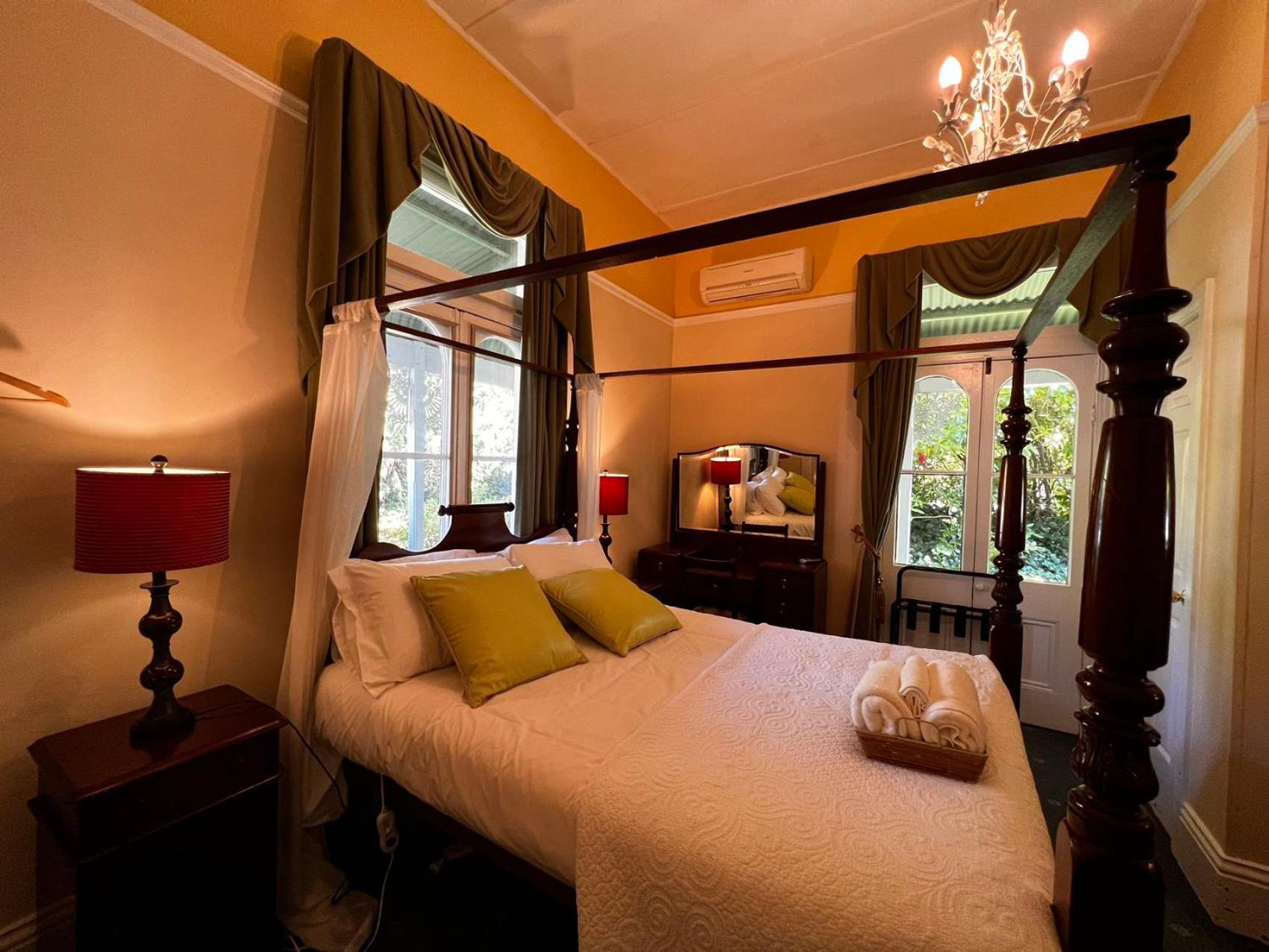 Queen Room photo 2