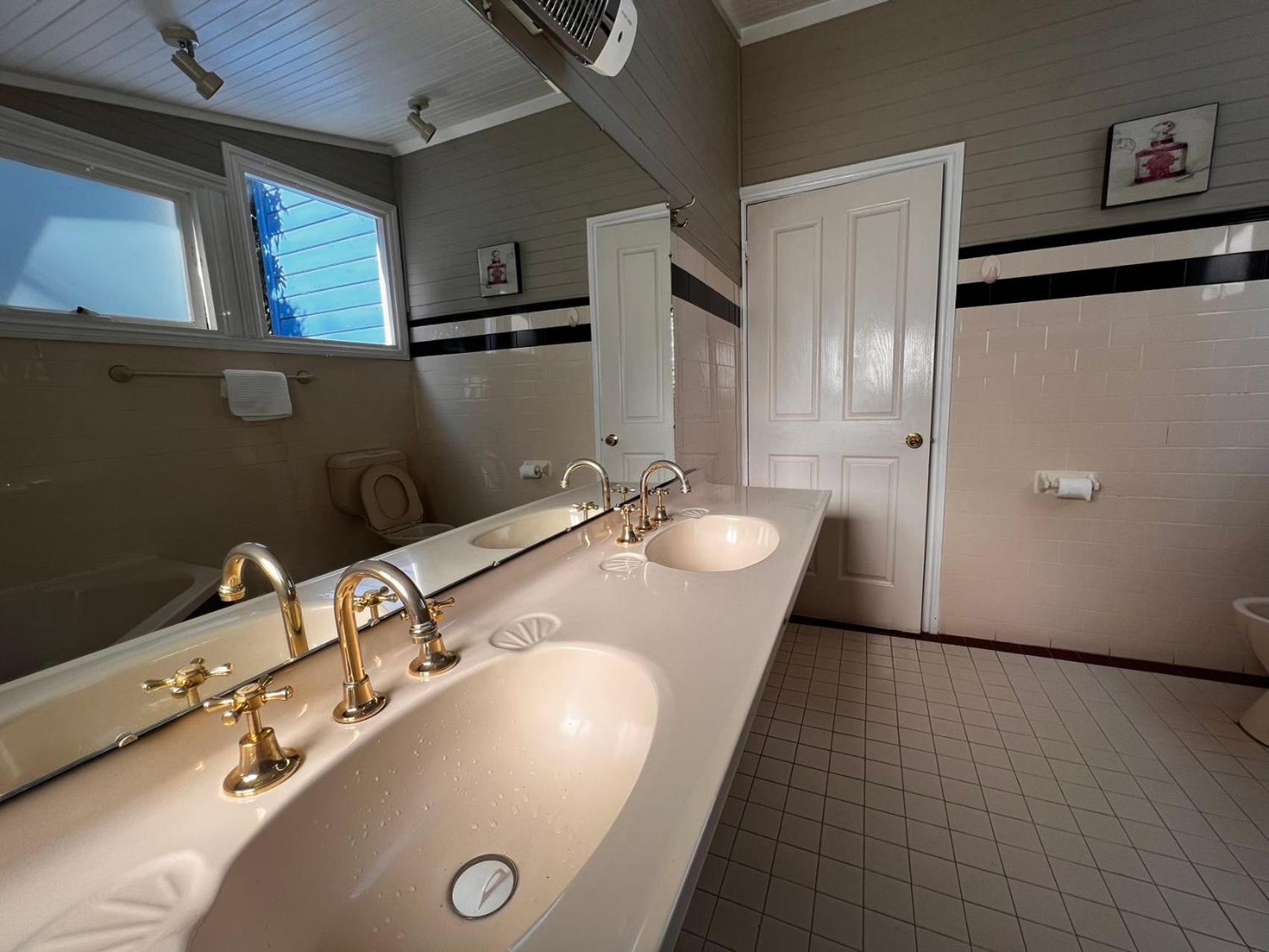 King Suite with Spa Bath photo 3