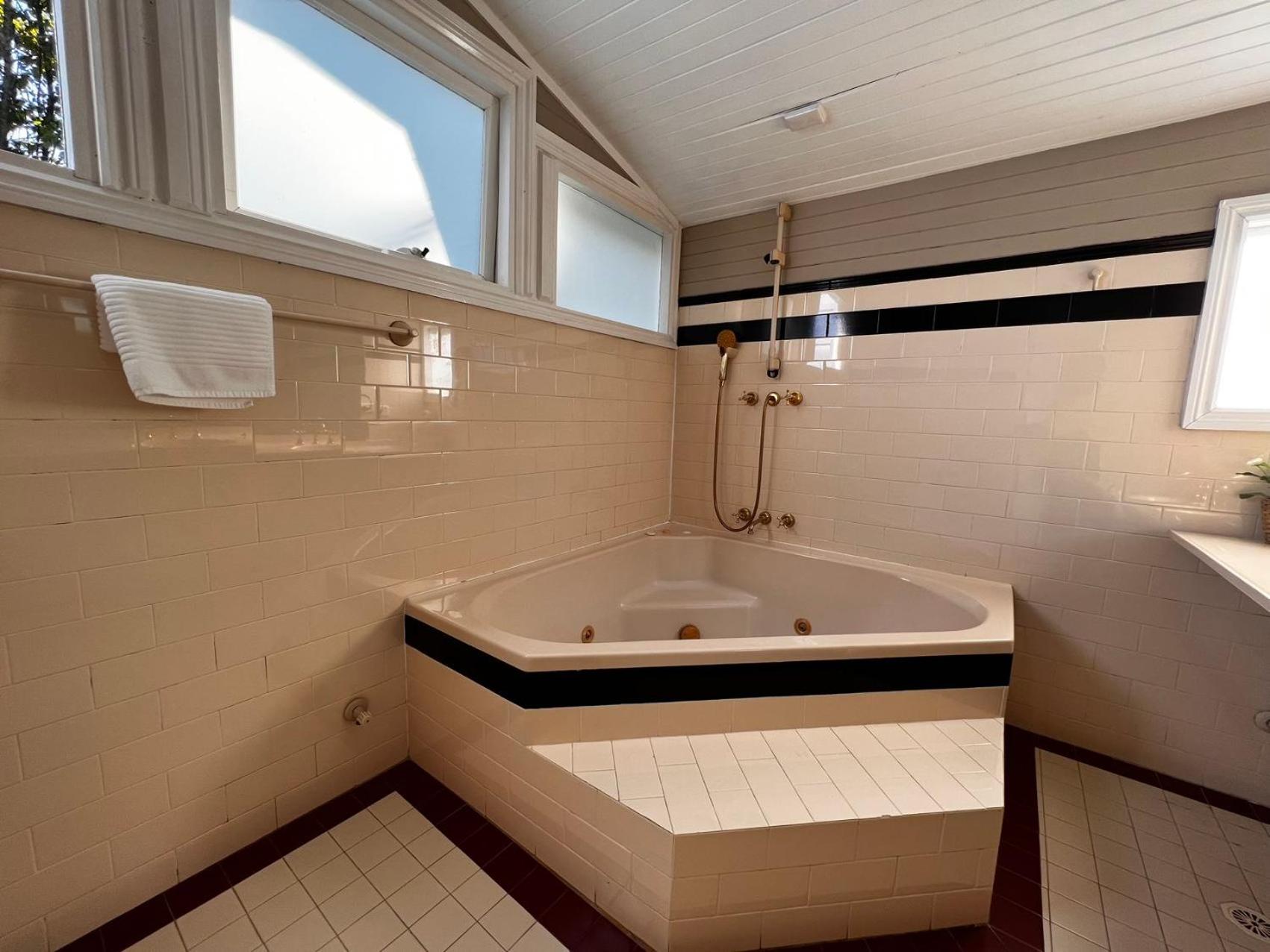 King Suite with Spa Bath photo 2