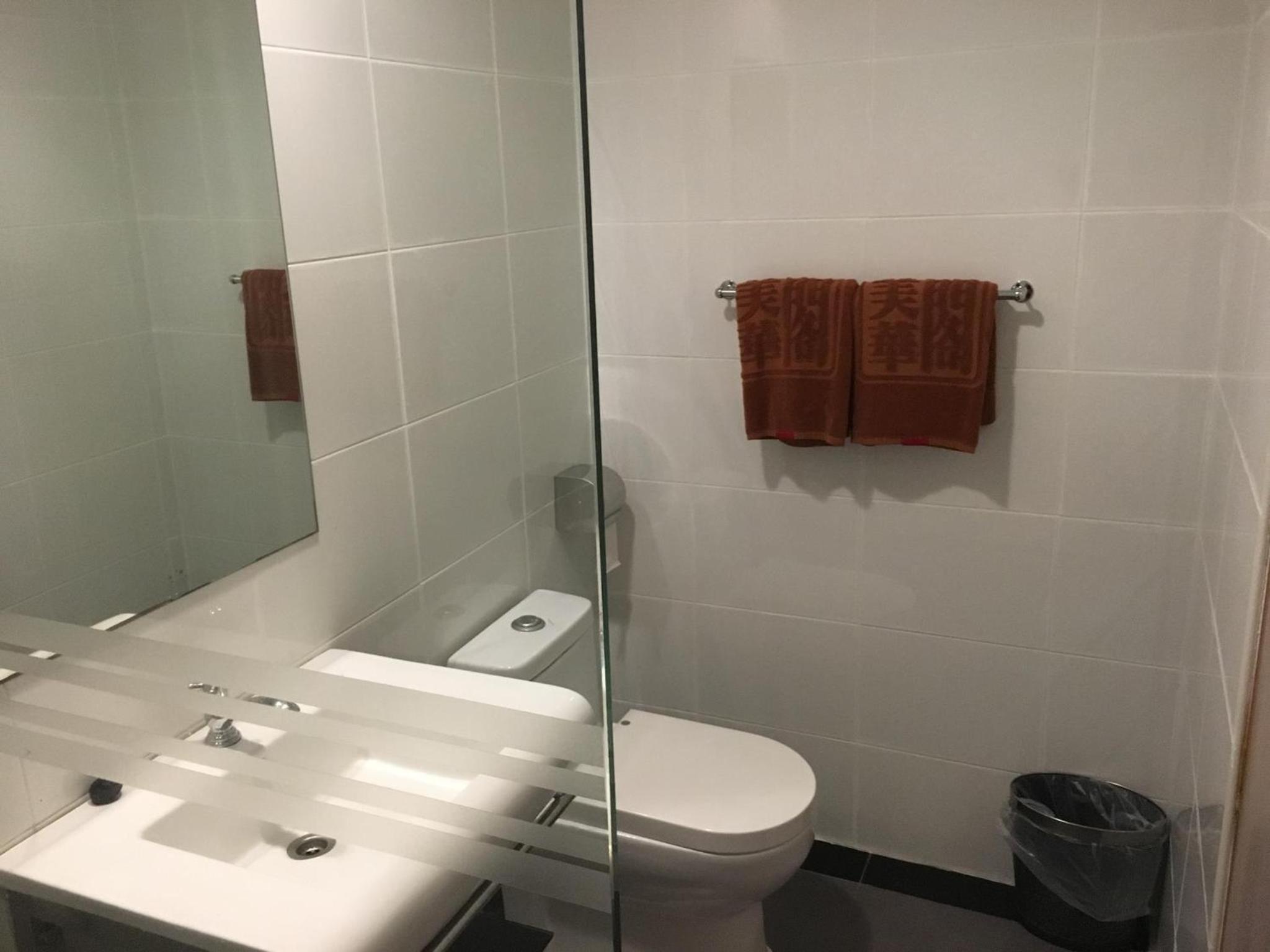 Standard Queen Room - Photo 7