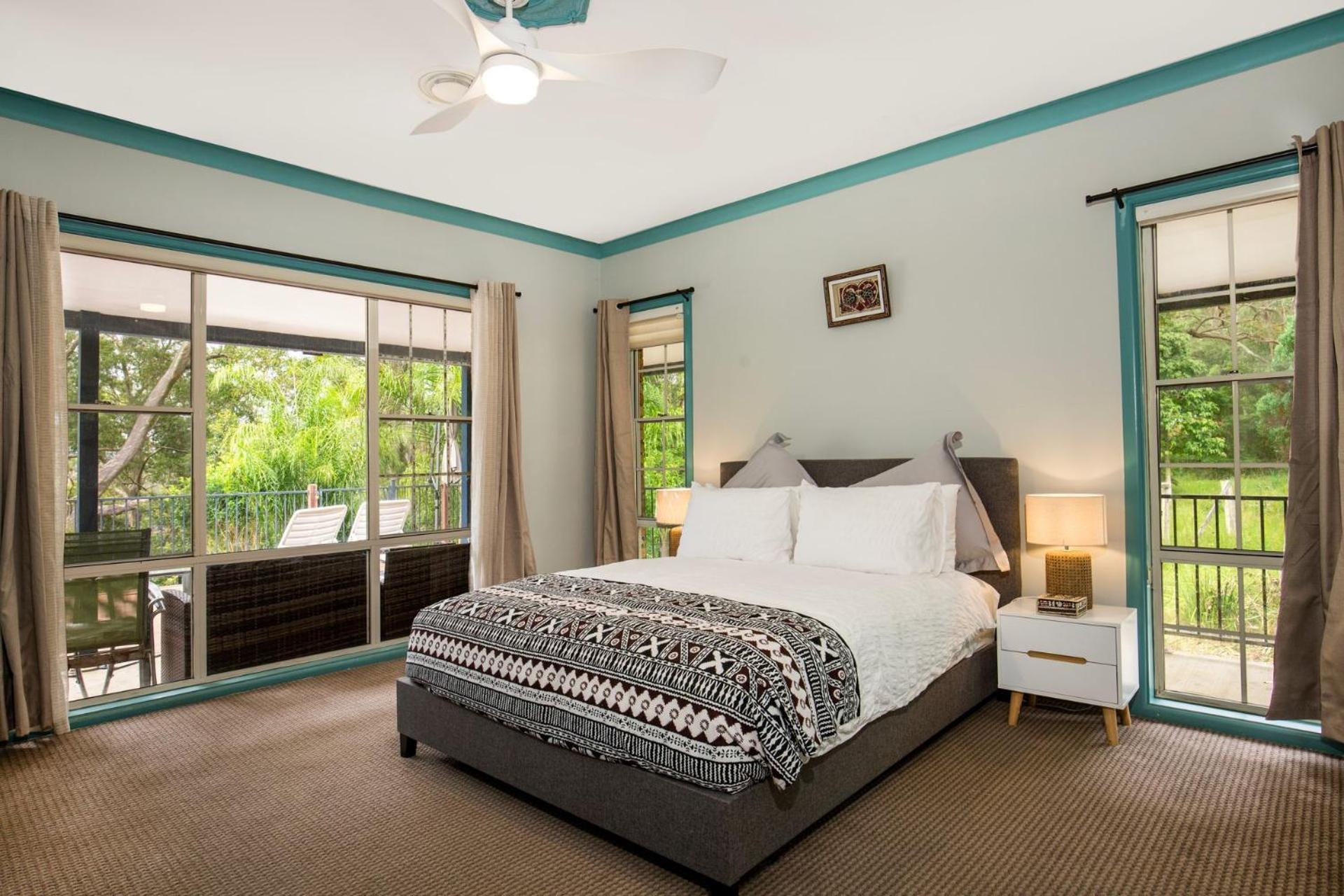 Five-Bedroom House photo 1