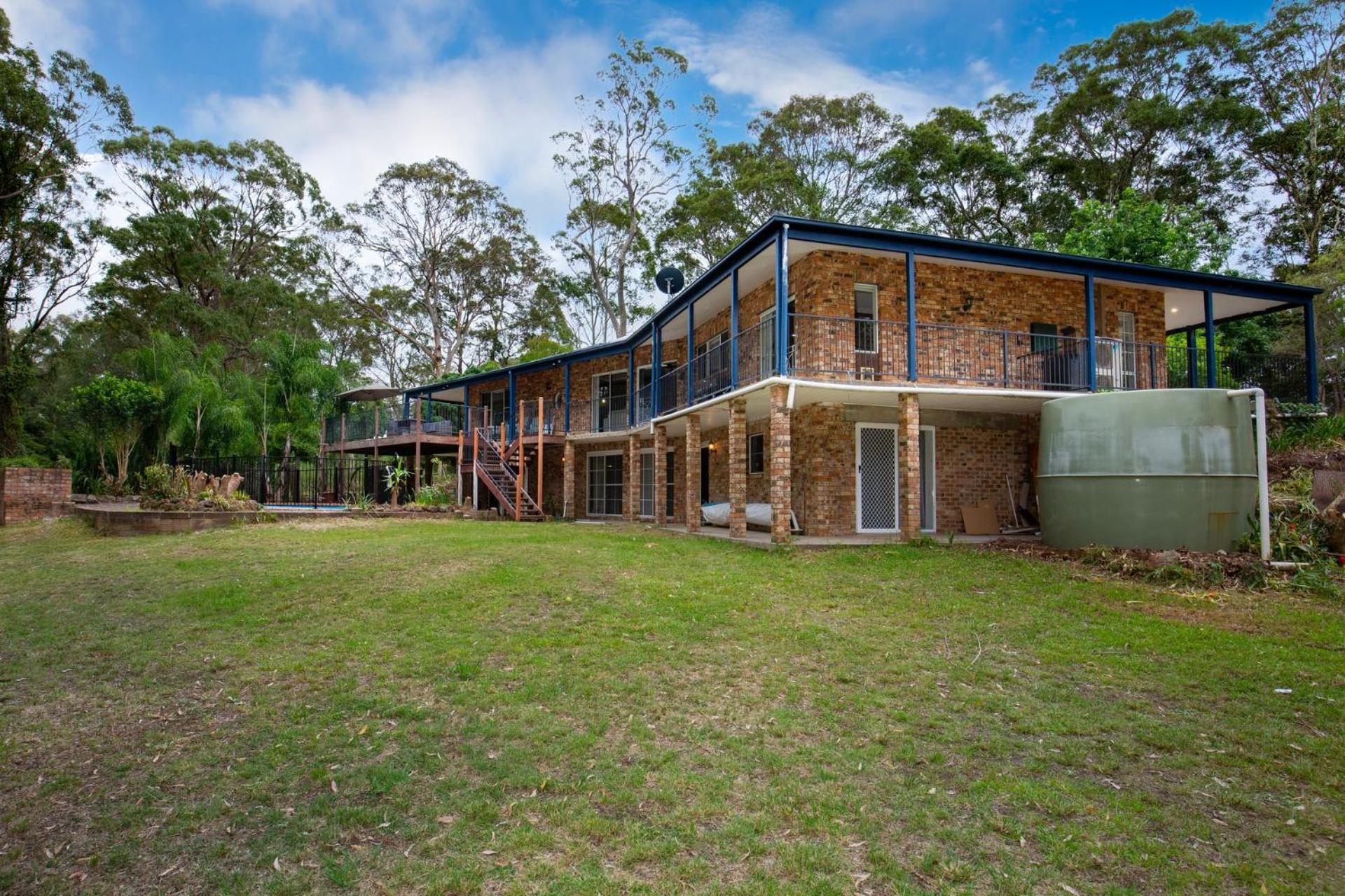 Five-Bedroom House photo 3