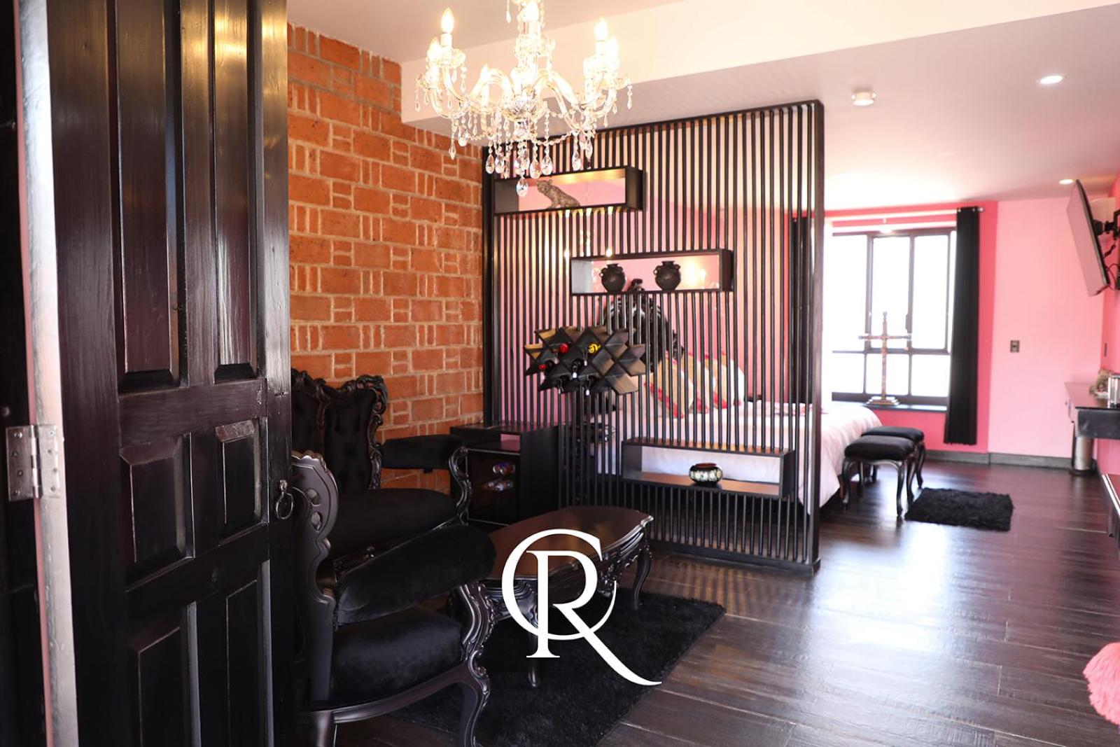 Deluxe King Suite - Photo 10