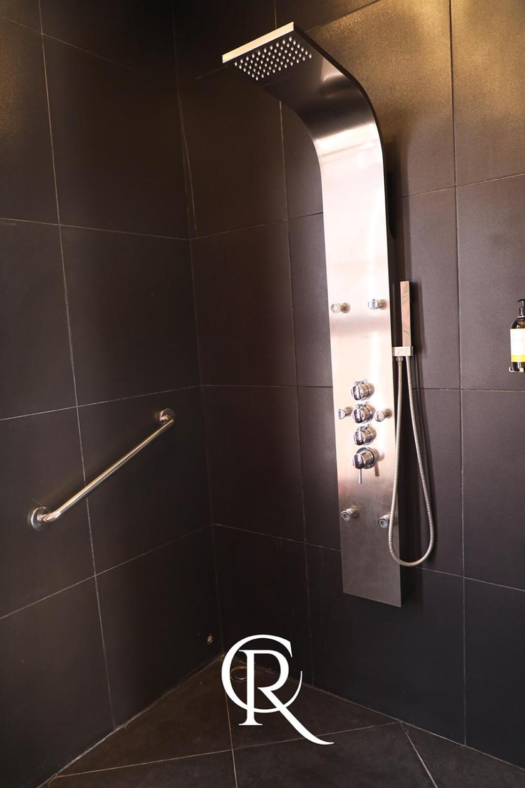 Deluxe King Suite - Photo 17