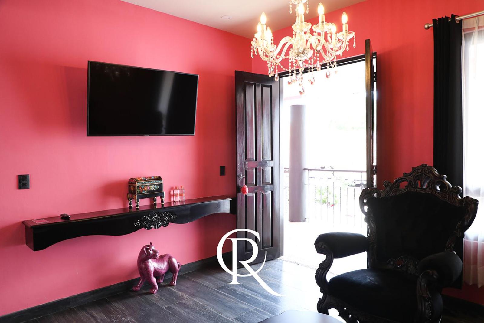 Deluxe King Suite - Photo 14