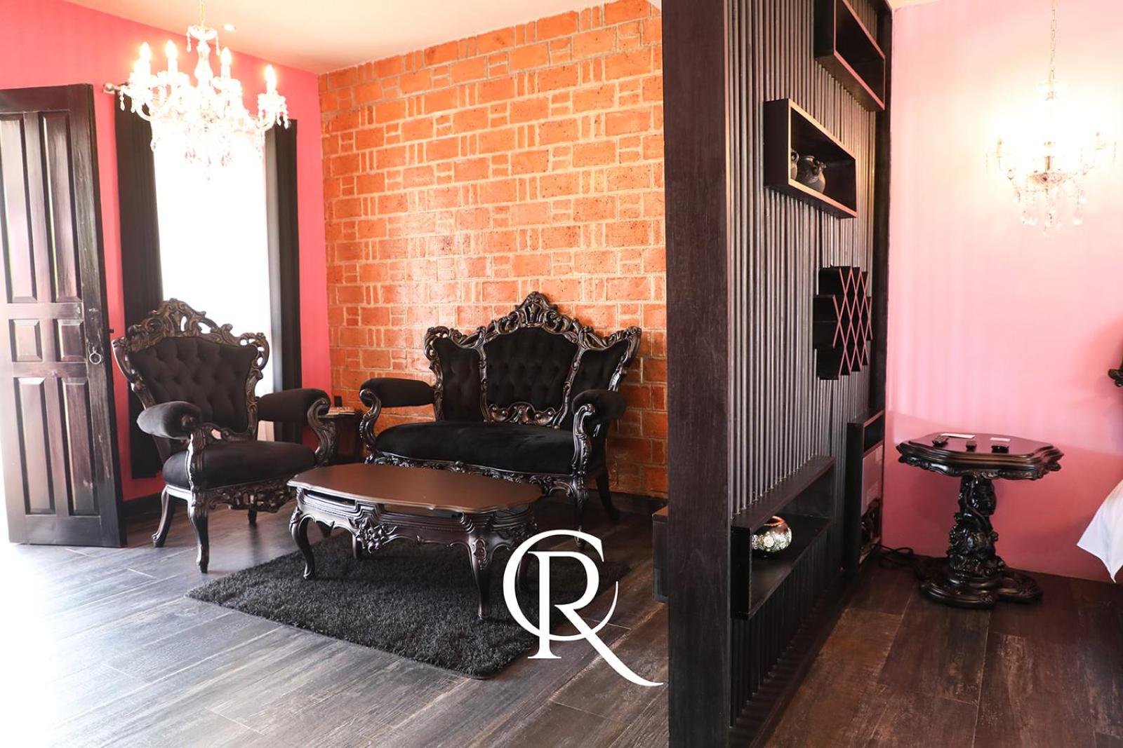 Deluxe King Suite - Photo 15