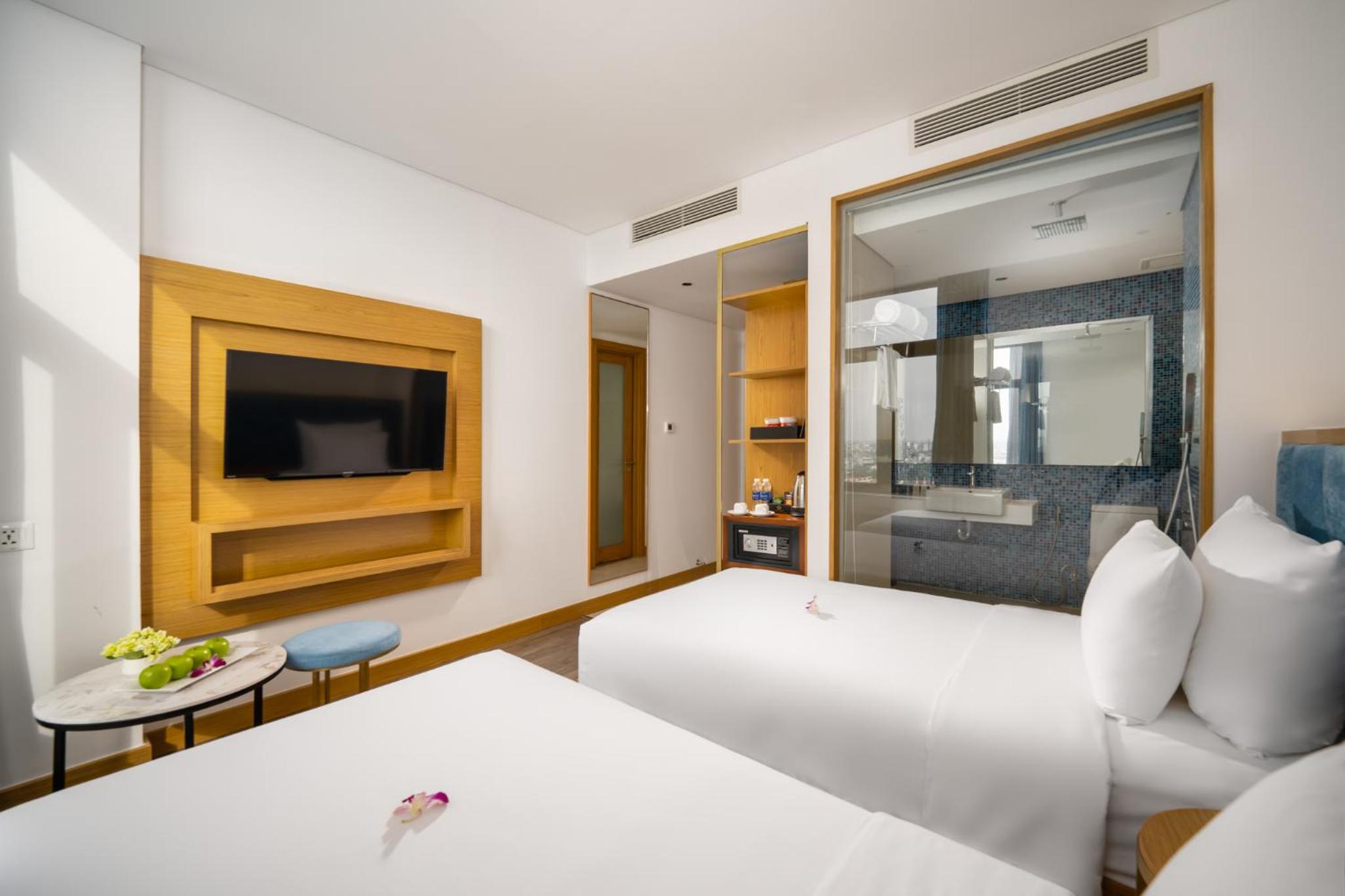 Superior Twin Room with City View photo 2