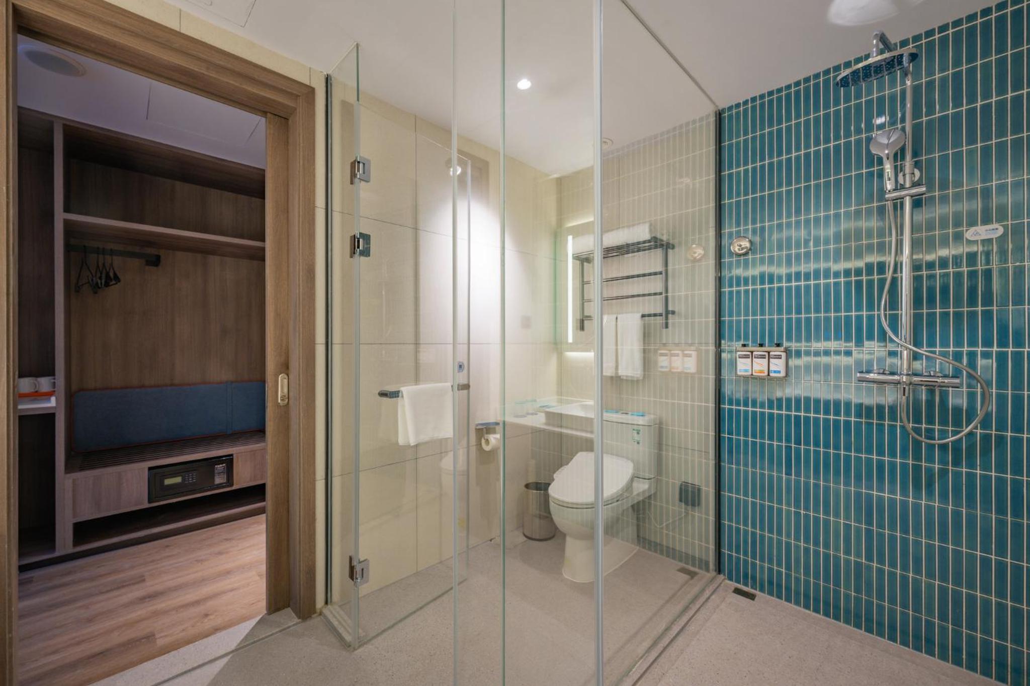 One-Bedroom King Suite - Photo 2