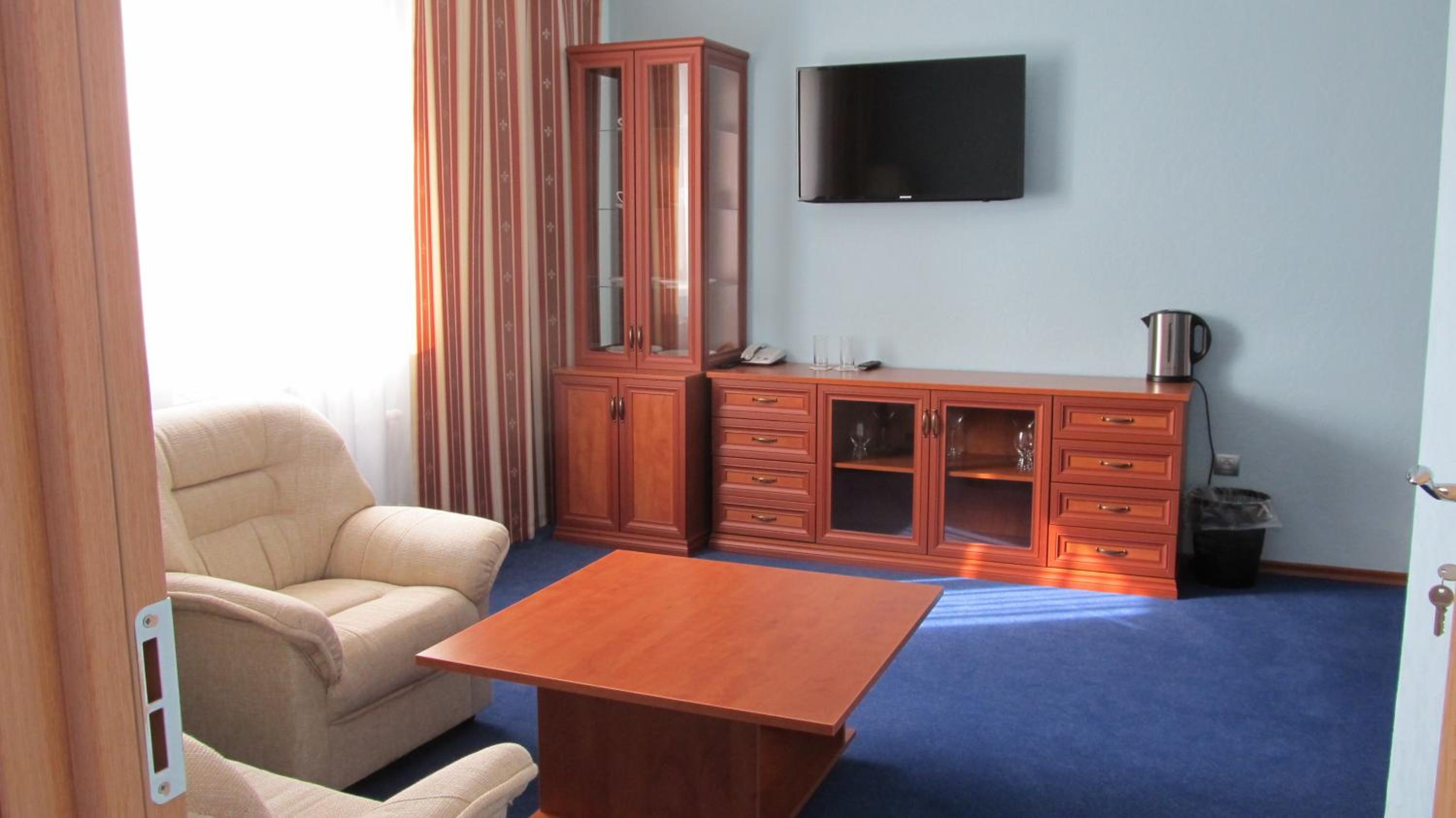 Suite - Photo 11