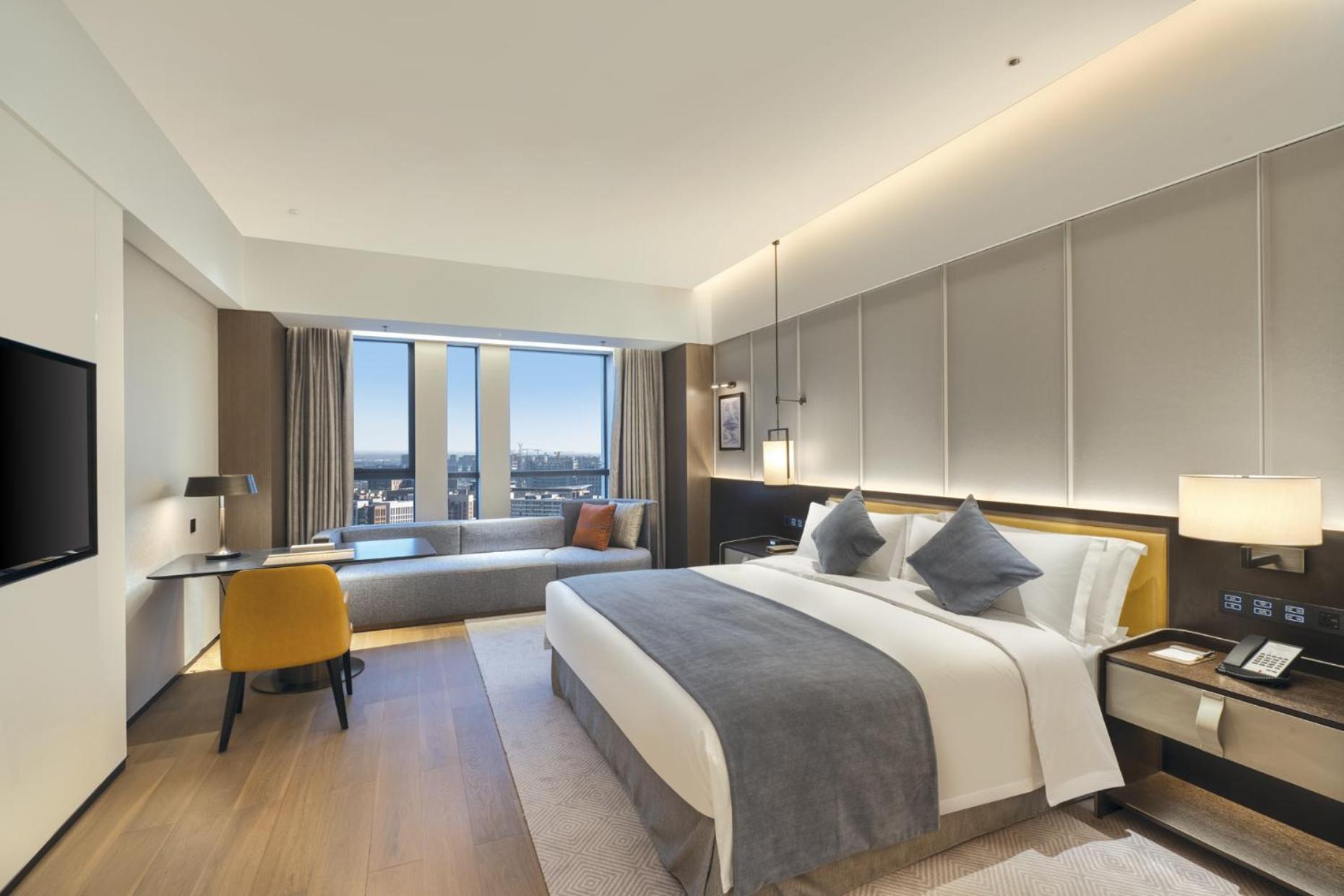Deluxe King Room - Non-Smoking - Photo 2