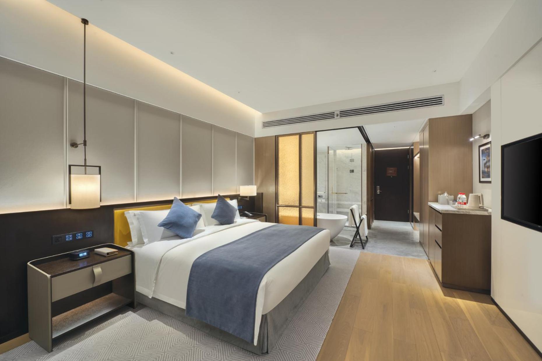 Deluxe King Room - Non-Smoking - Photo 1