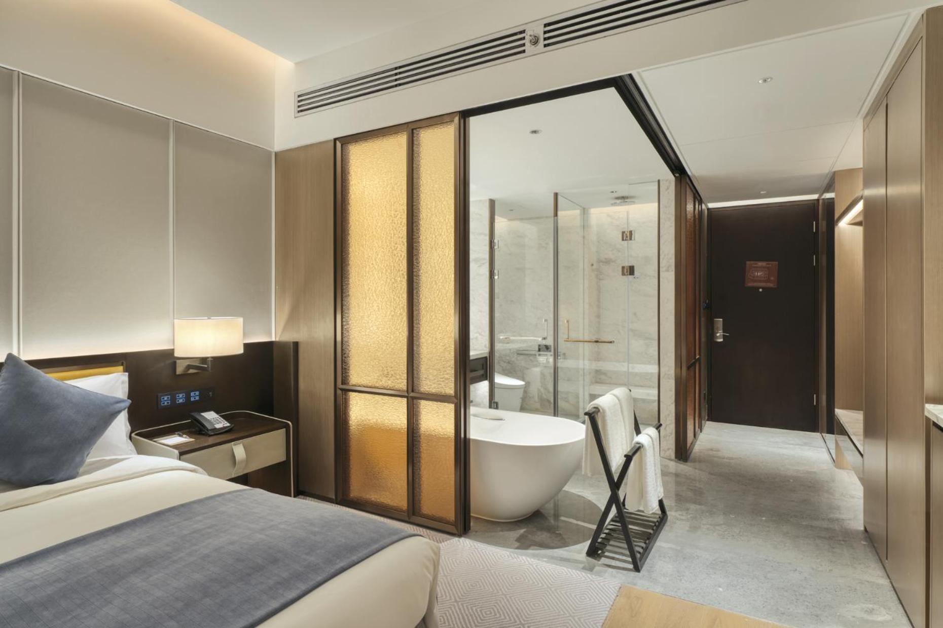 Deluxe King Room - Non-Smoking - Photo 3