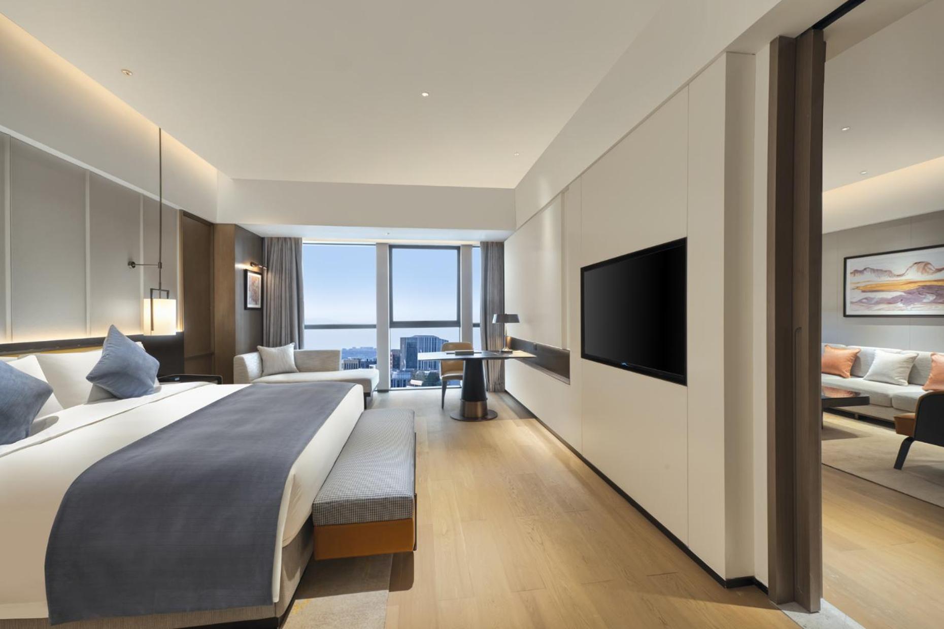 Deluxe King Suite - Non-Smoking - Photo 4