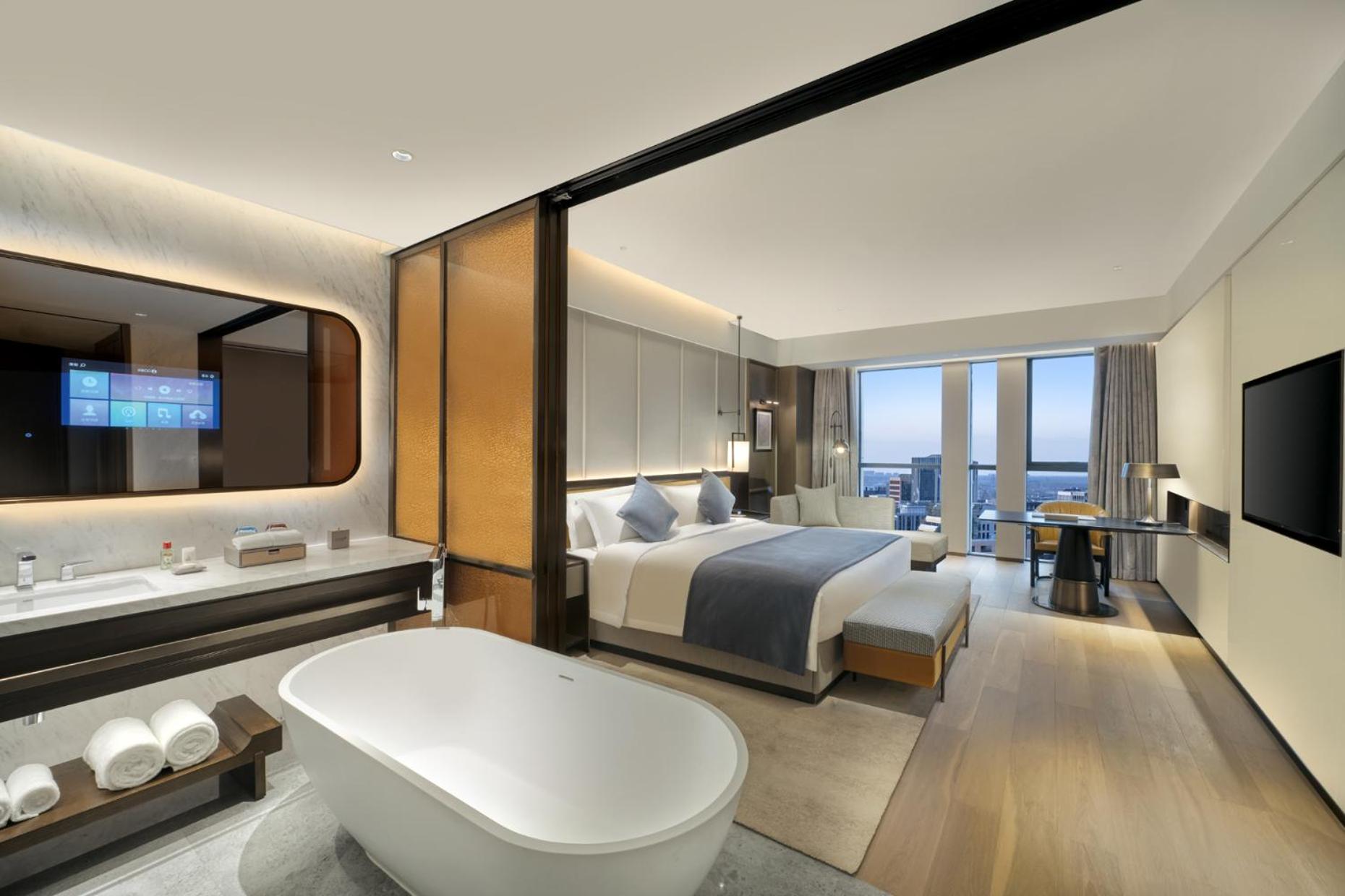 Deluxe King Suite - Non-Smoking - Photo 3