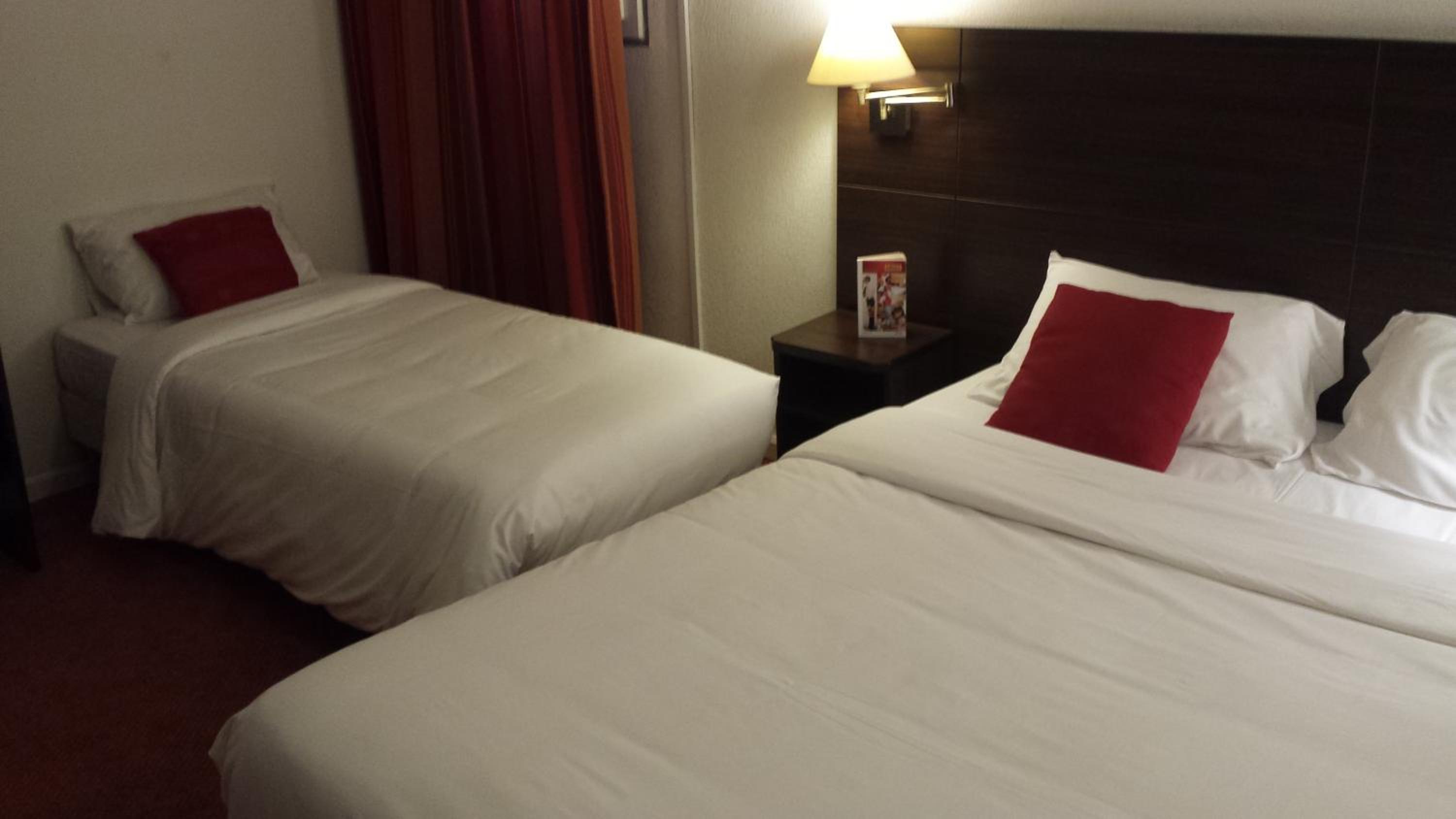Triple Room with Three Single Beds - Photo 2