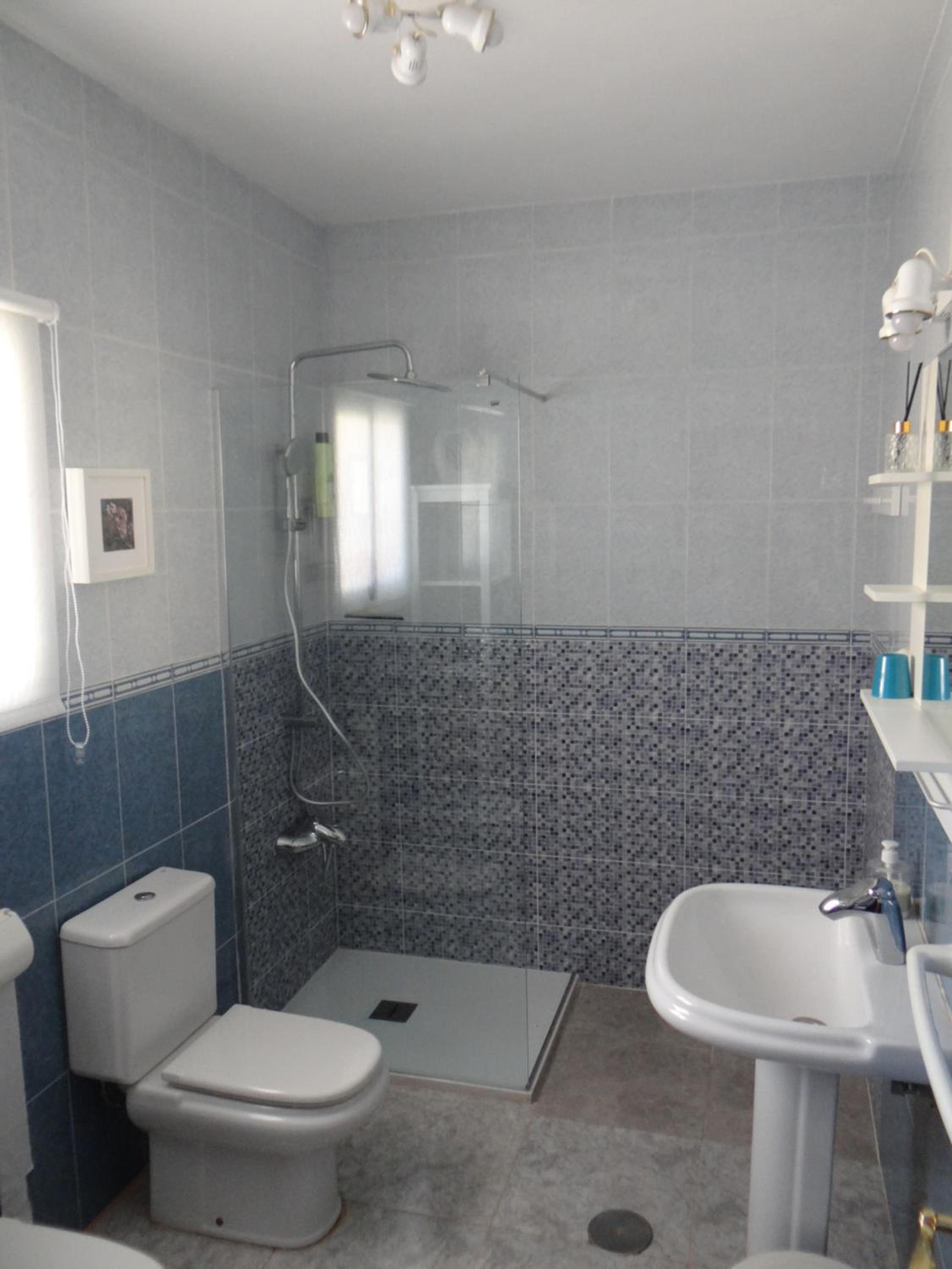 Double Room with Private Bathroom - Photo 17