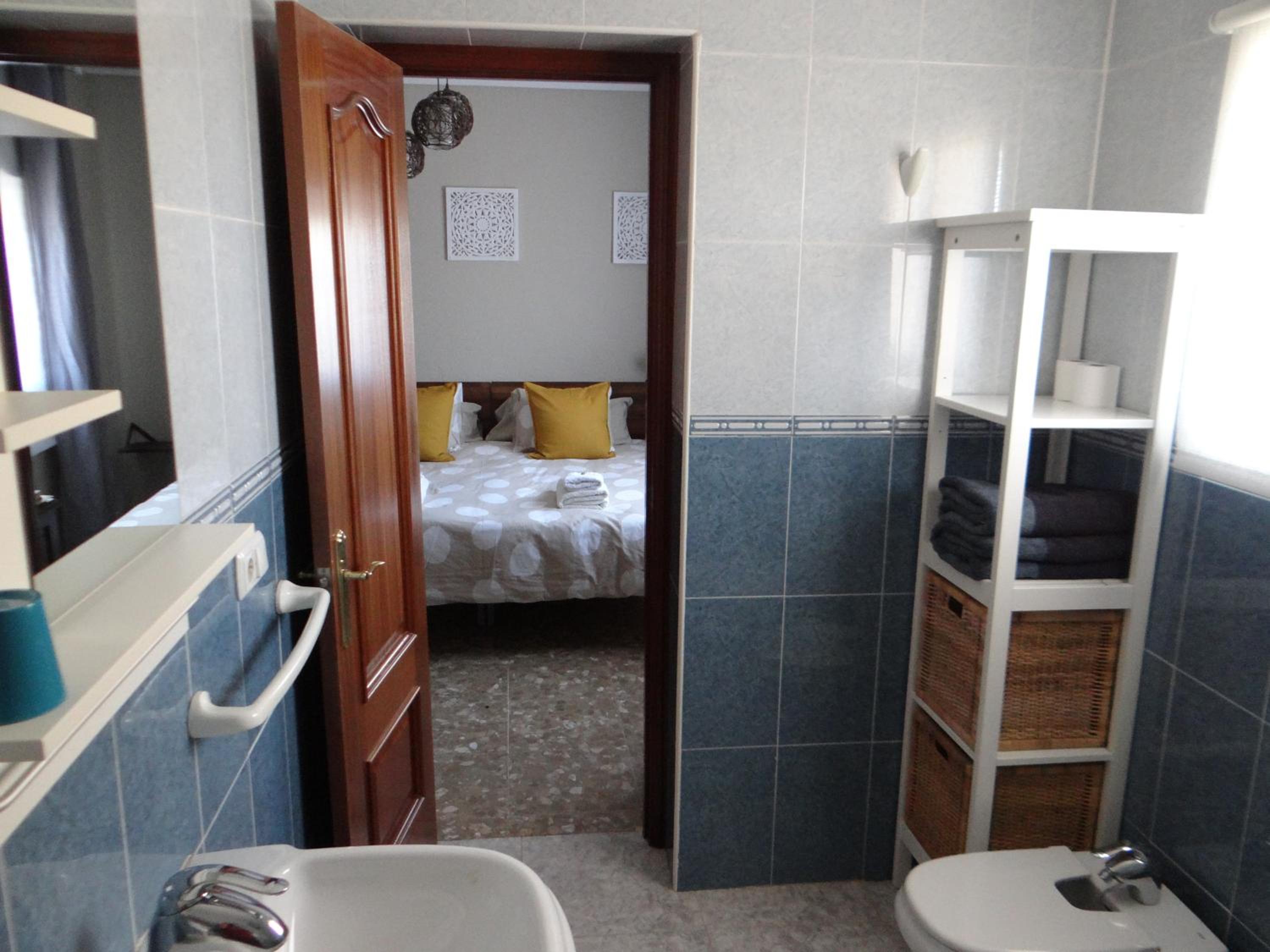 Double Room with Private Bathroom - Photo 18