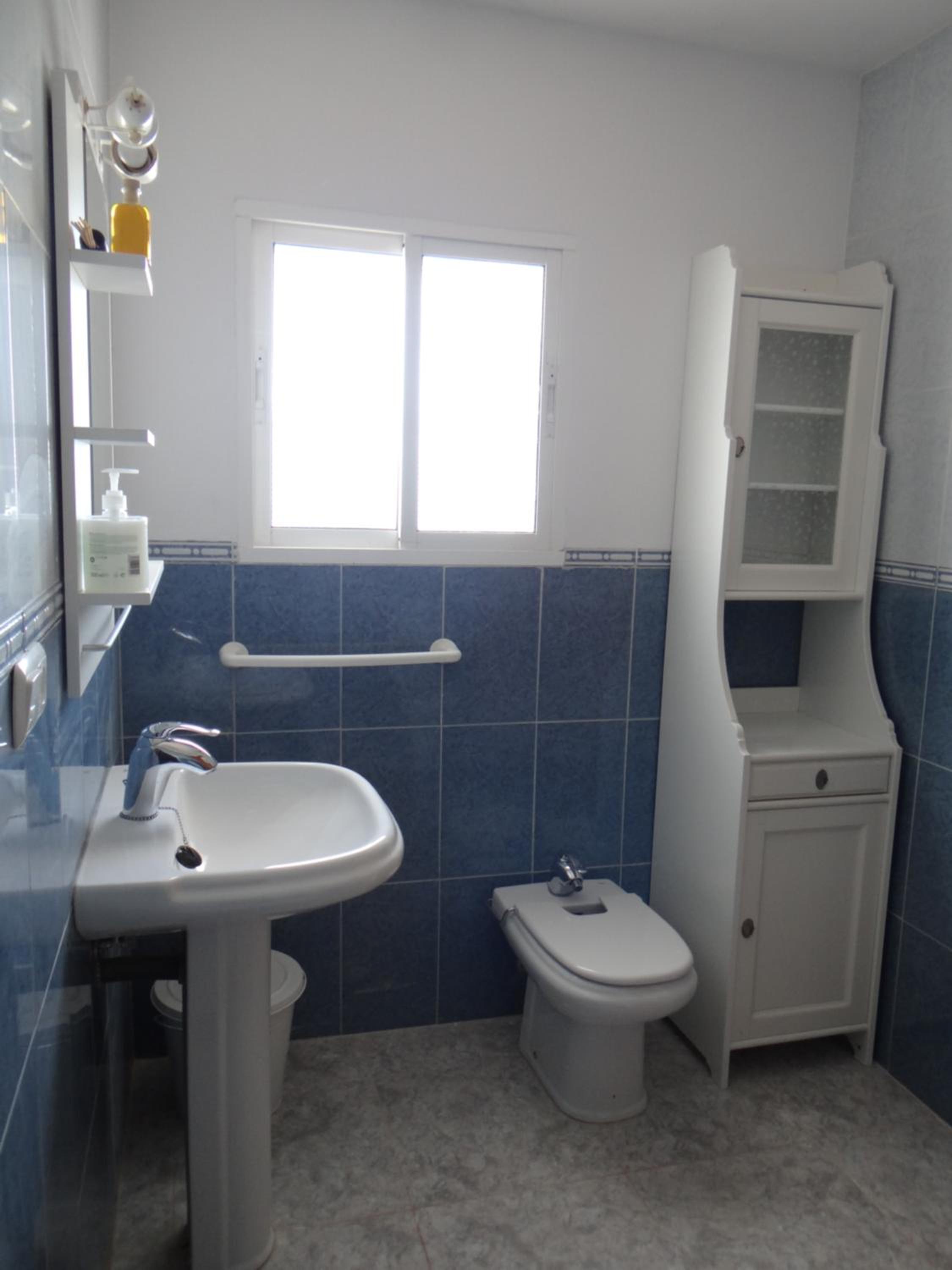 Double or Twin Room with Private Bathroom - Photo 3