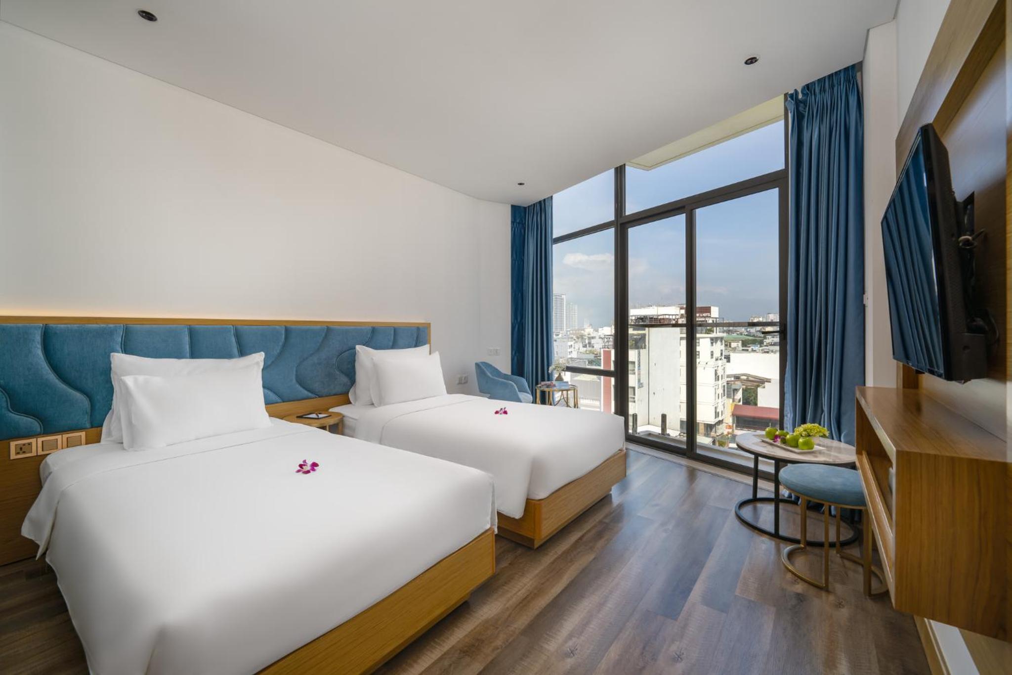 Deluxe Twin Room with Balcony with City View photo 3