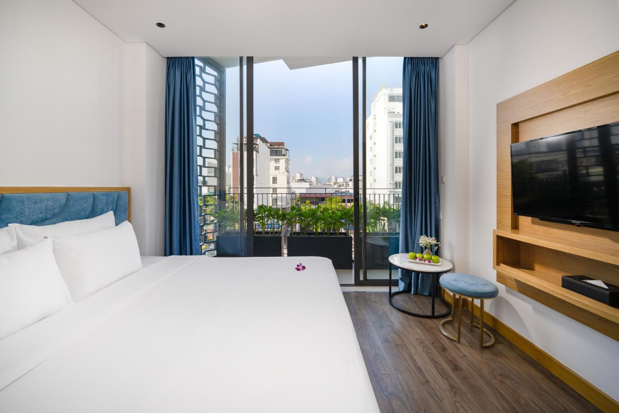 Deluxe Double Room with Balcony with City View photo 3