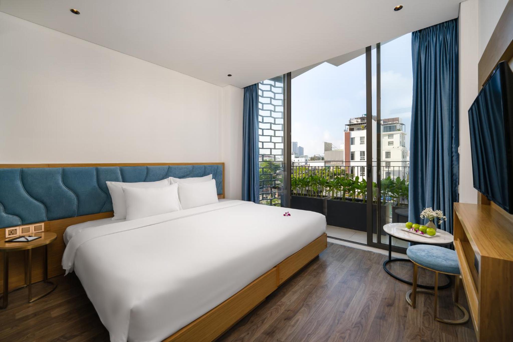 Deluxe Double Room with Balcony with City View photo 2